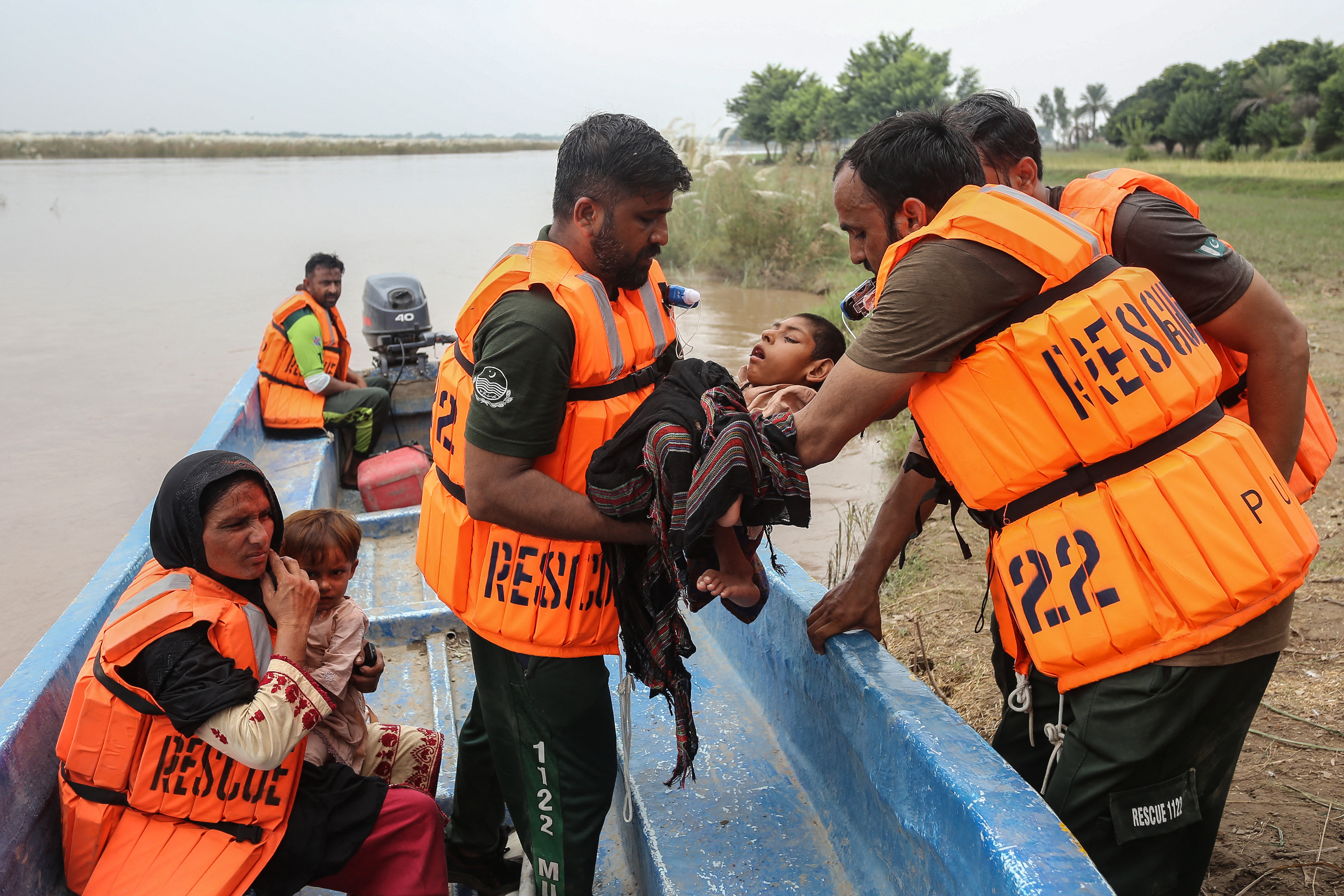 Pakistan evacuates half a million people stranded by floods
