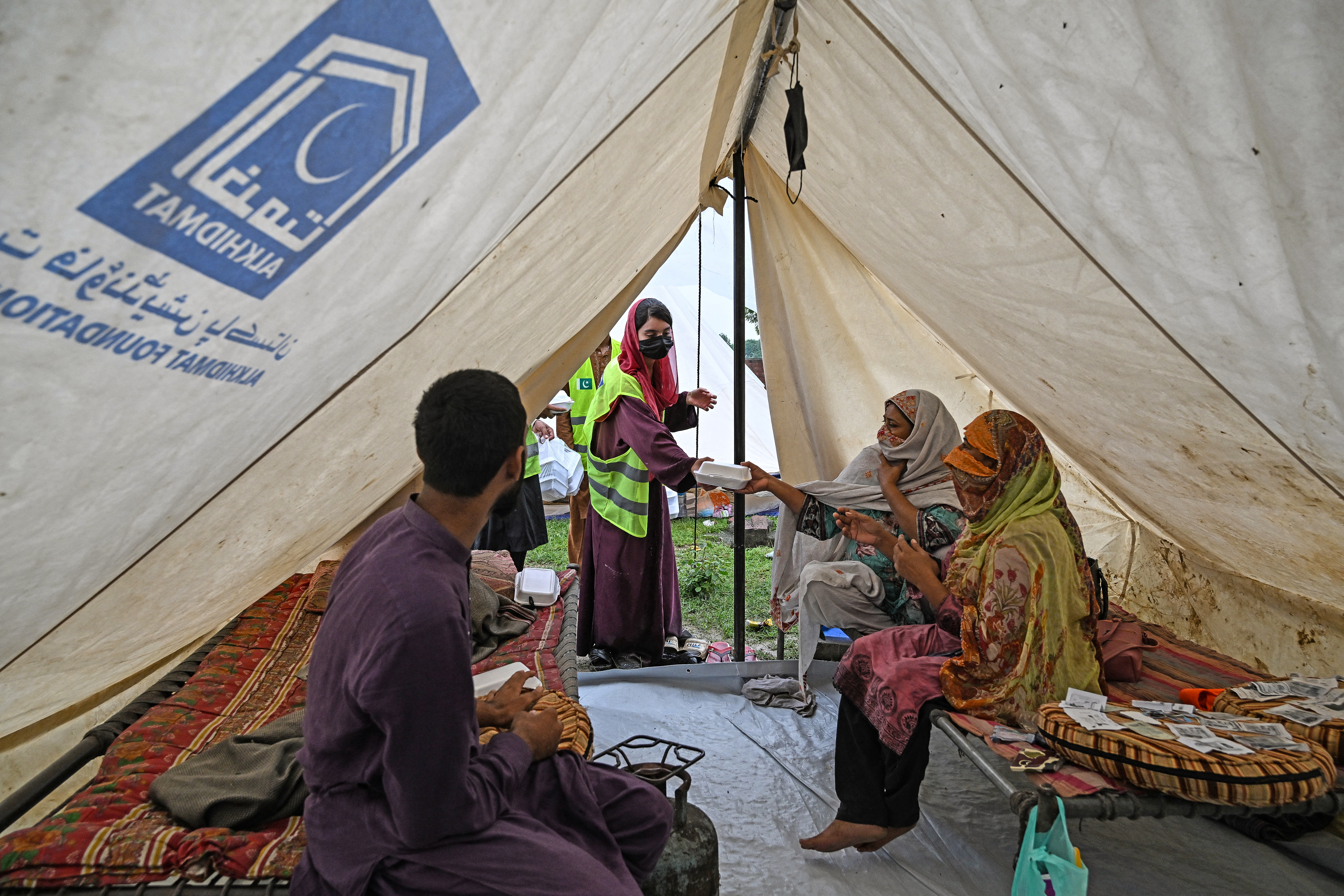 Pakistan evacuates half a million people stranded by floods