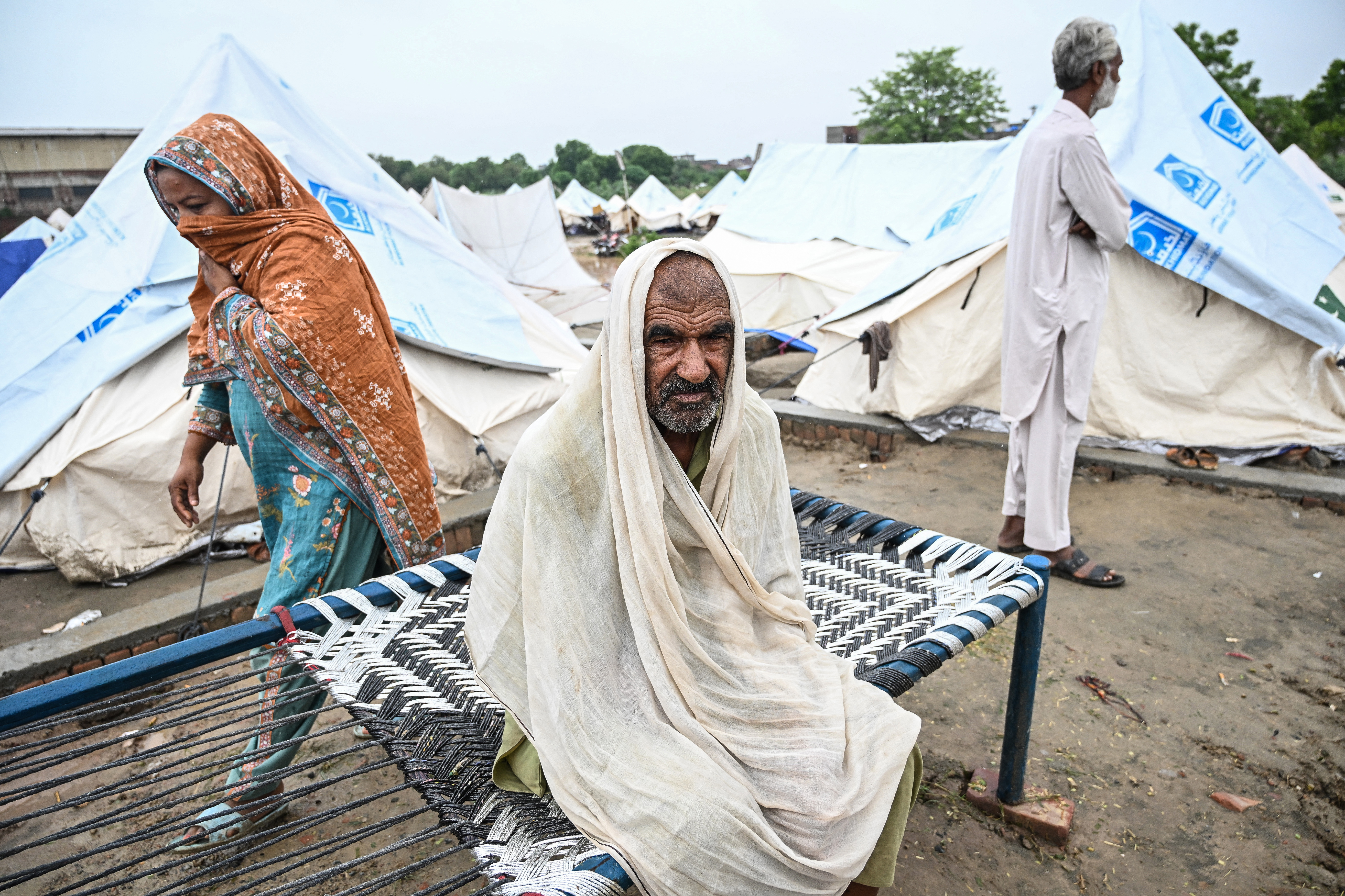 Pakistan evacuates half a million people stranded by floods