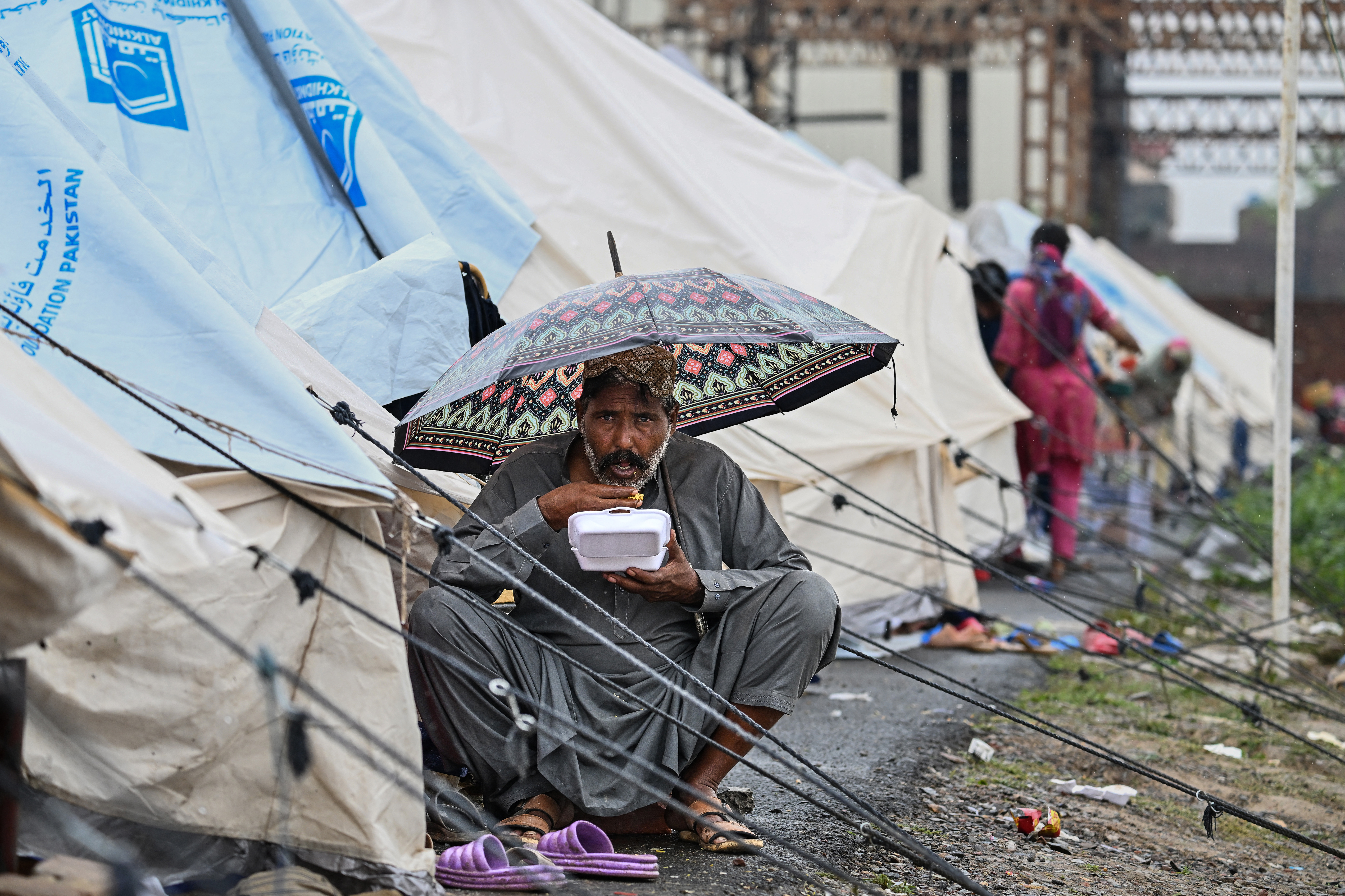 Pakistan evacuates half a million people stranded by floods