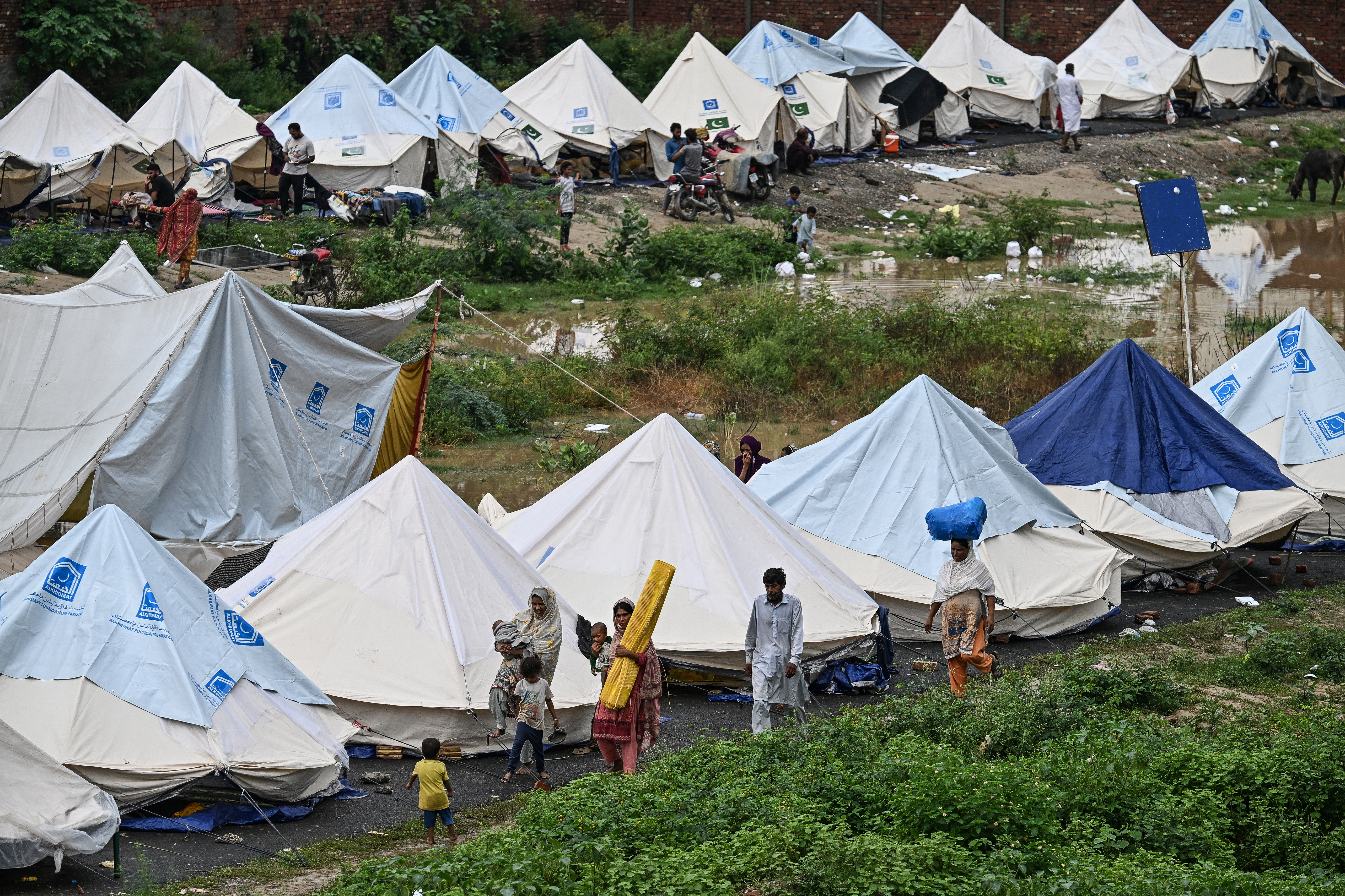 Pakistan evacuates half a million people stranded by floods