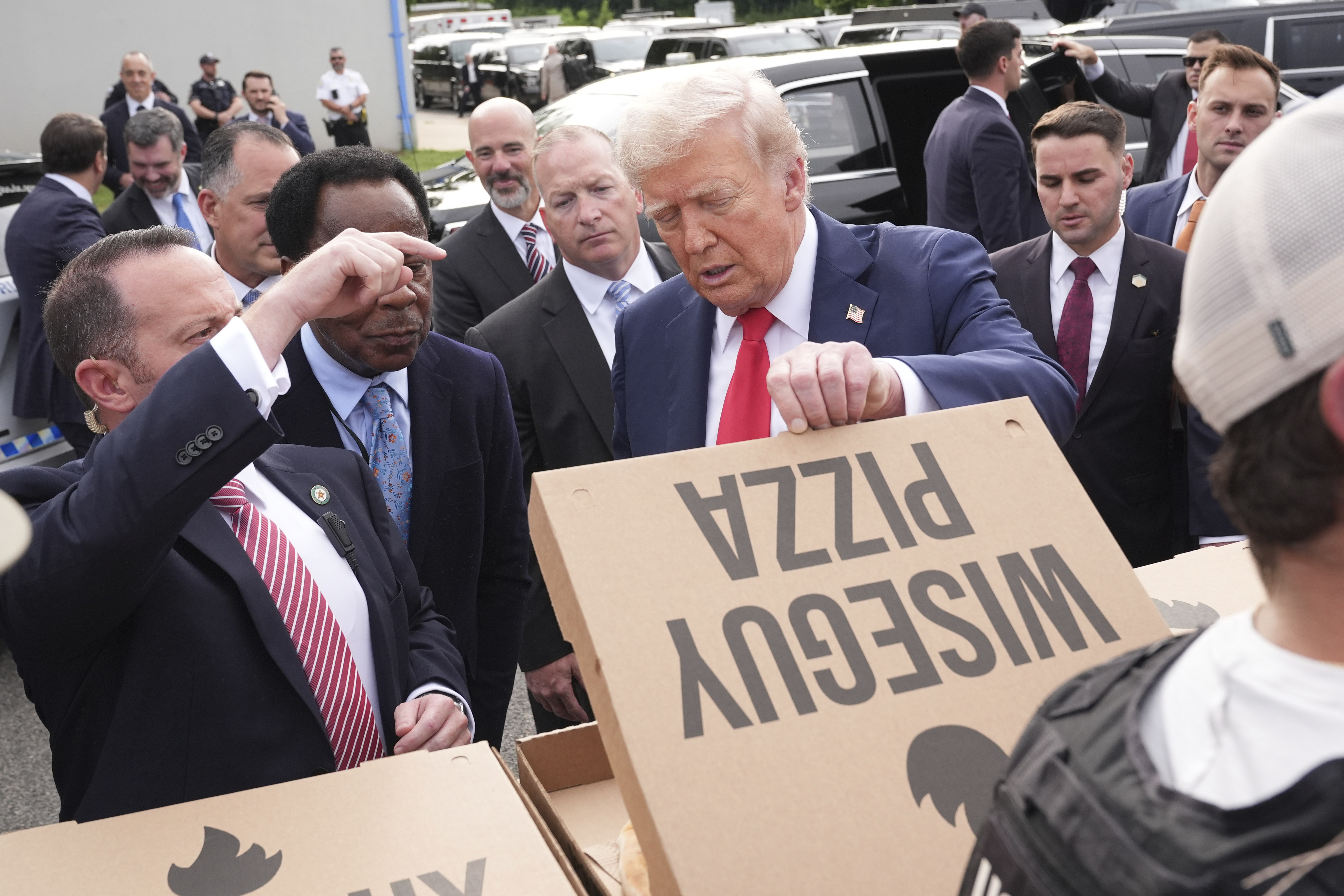 Trump opens up a box of Wiseguy Pizza