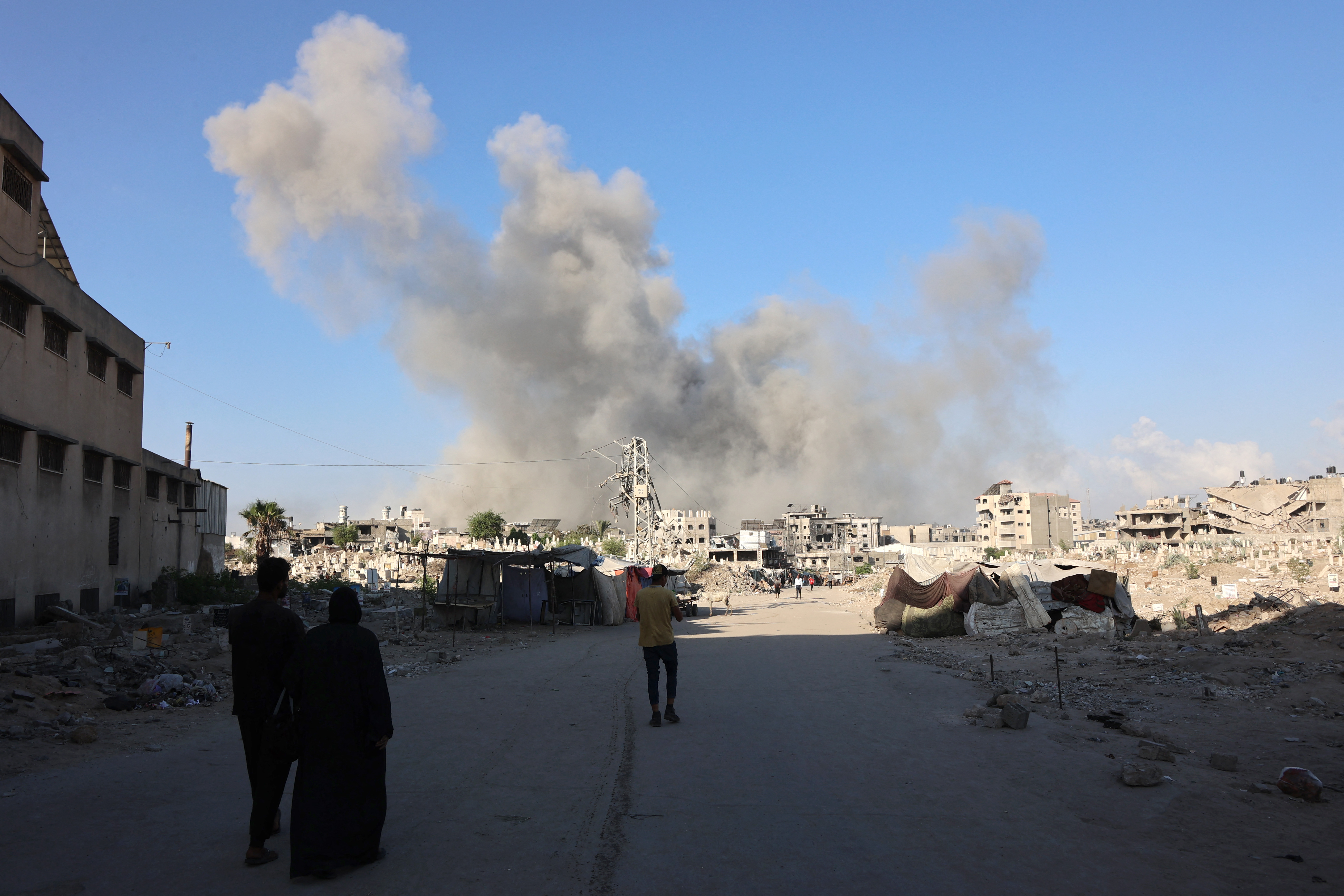 Smoke billows after an Israeli army operation in the Zeitoun neighbourhood of Gaza City on August 26, 2025.