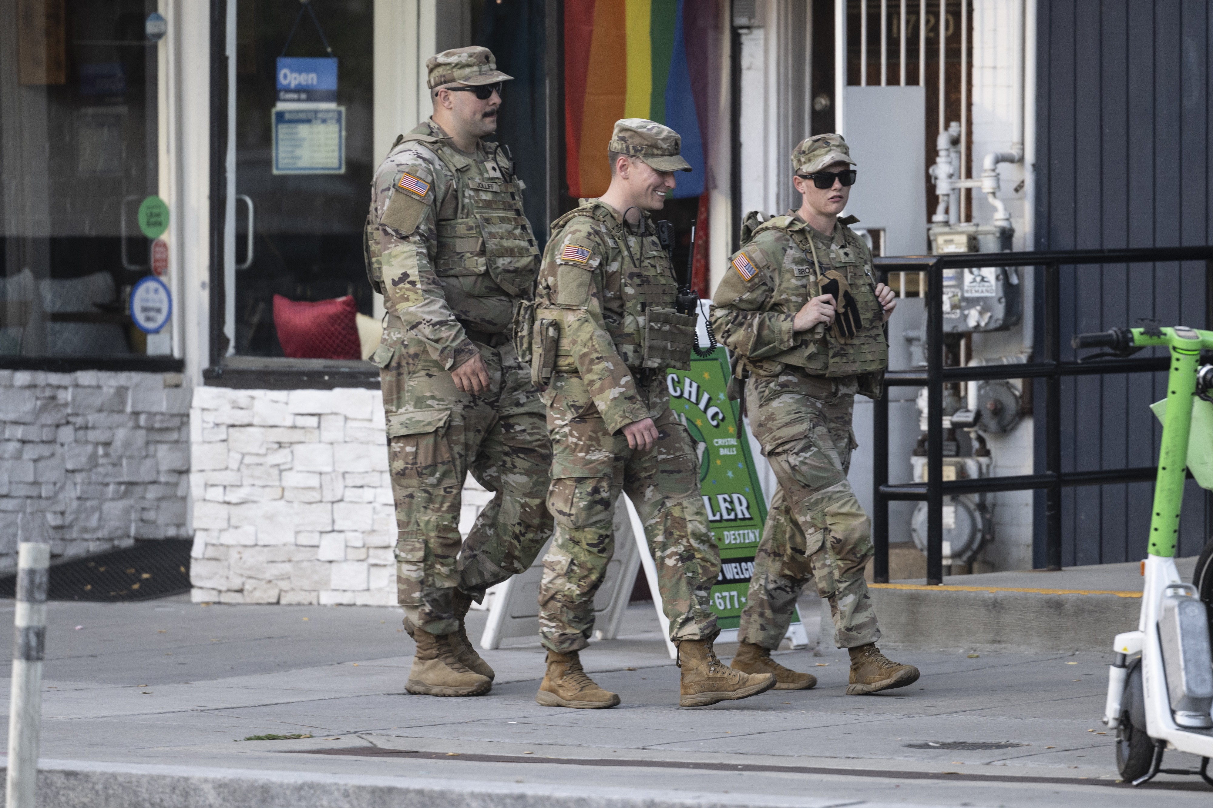 epa12319248 National Guard troops march on the sidewalk of the Scott Circle neighborhood in Washington, DC, USA, 23 August 2025. The nearly 2,300 National Guard troops deployed from 6 states to Washington, DC now have law enforcement powers and are authorized to carry service weapons for personal protection. EPA/MATTIE NERETIN