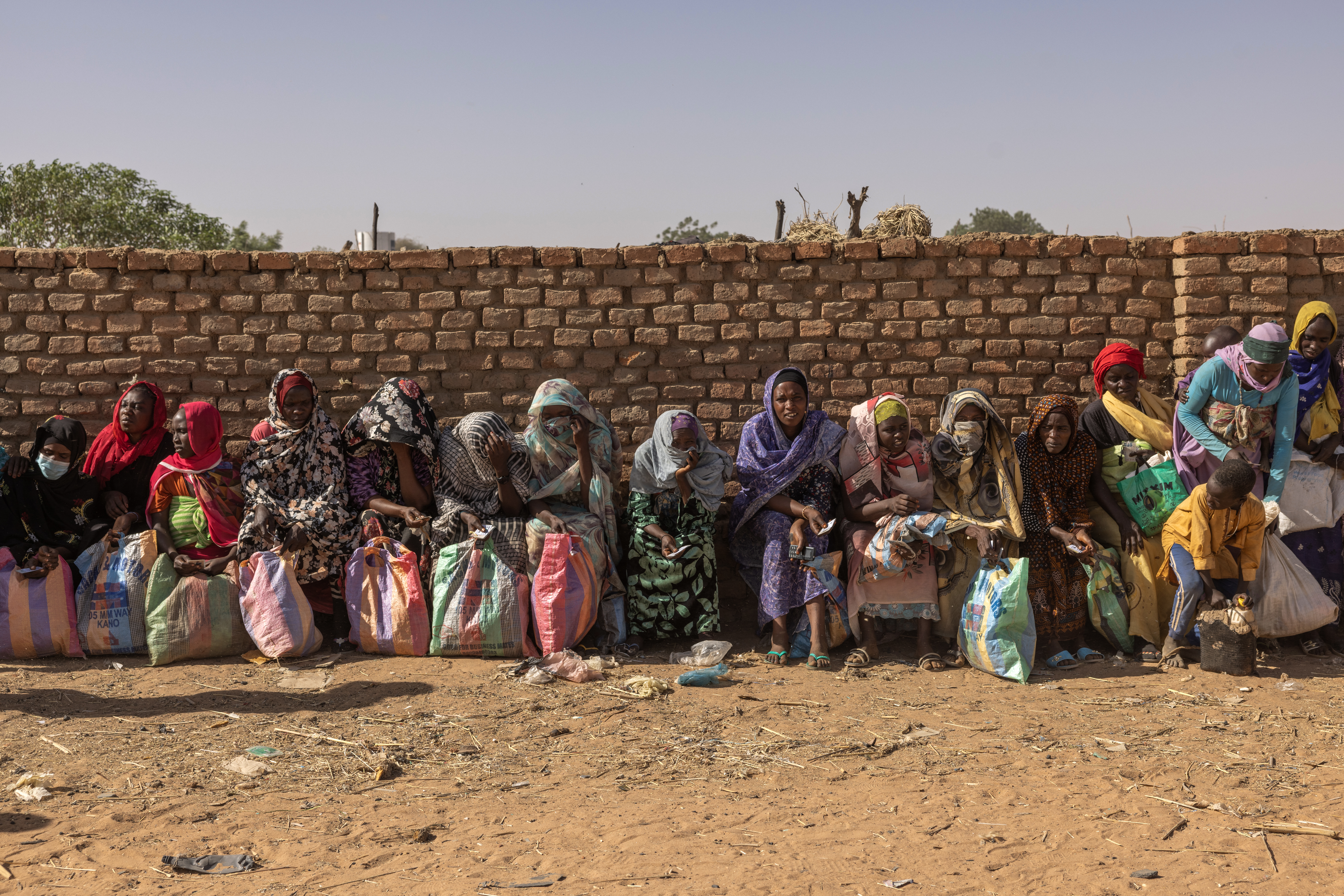 Thousands of refugees arrive in the transit site for the monthly WFP food distribution. Caitlin Kelly 08 May 2025 Adre, Eastern Chad