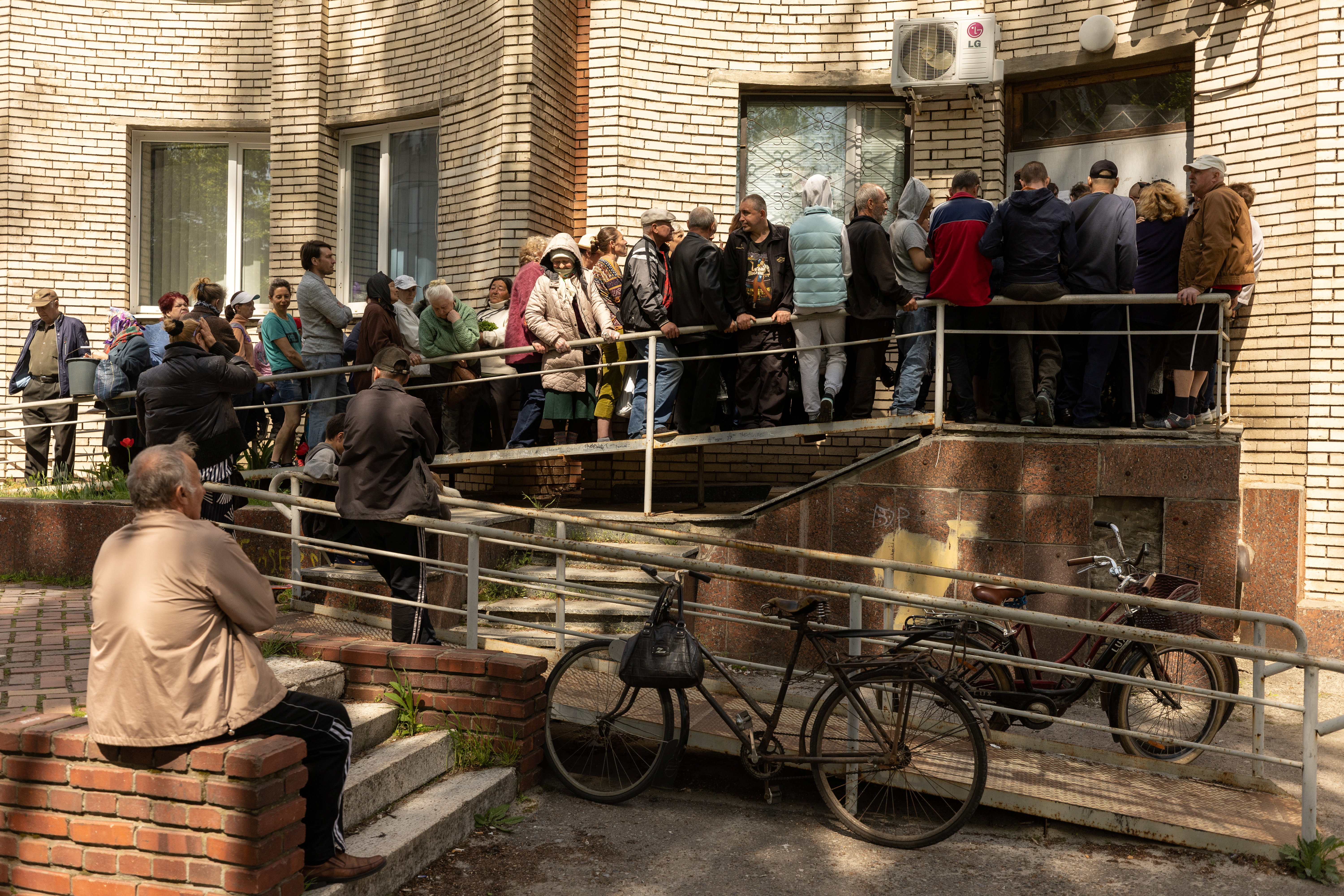People line up to receive food donations in front of a government building amid Russia's invasion of Ukraine, in Slovyansk, Donetsk region, Ukraine, April 29, 2022. REUTERS/Jorge Silva