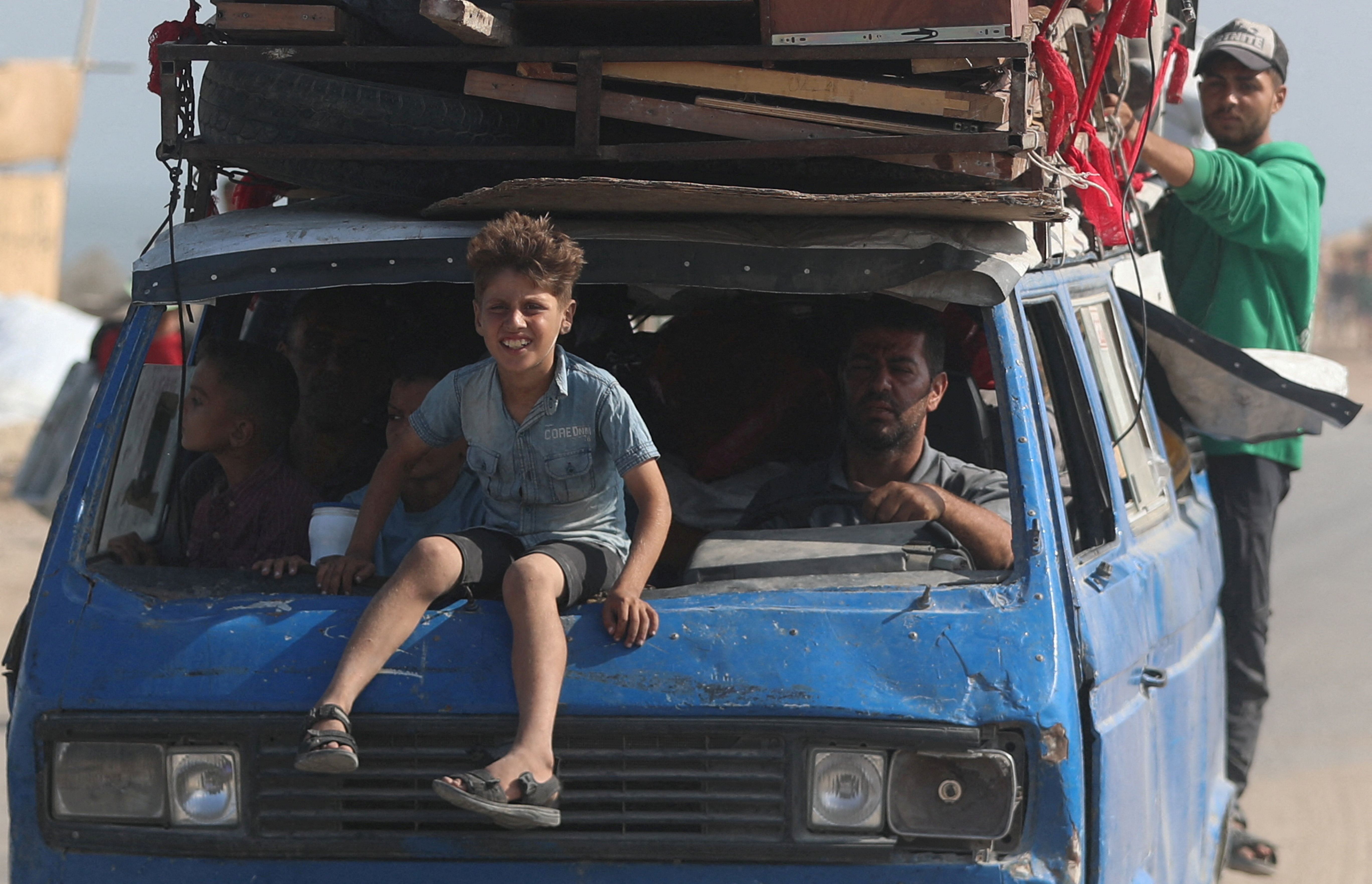 Palestinians flee south