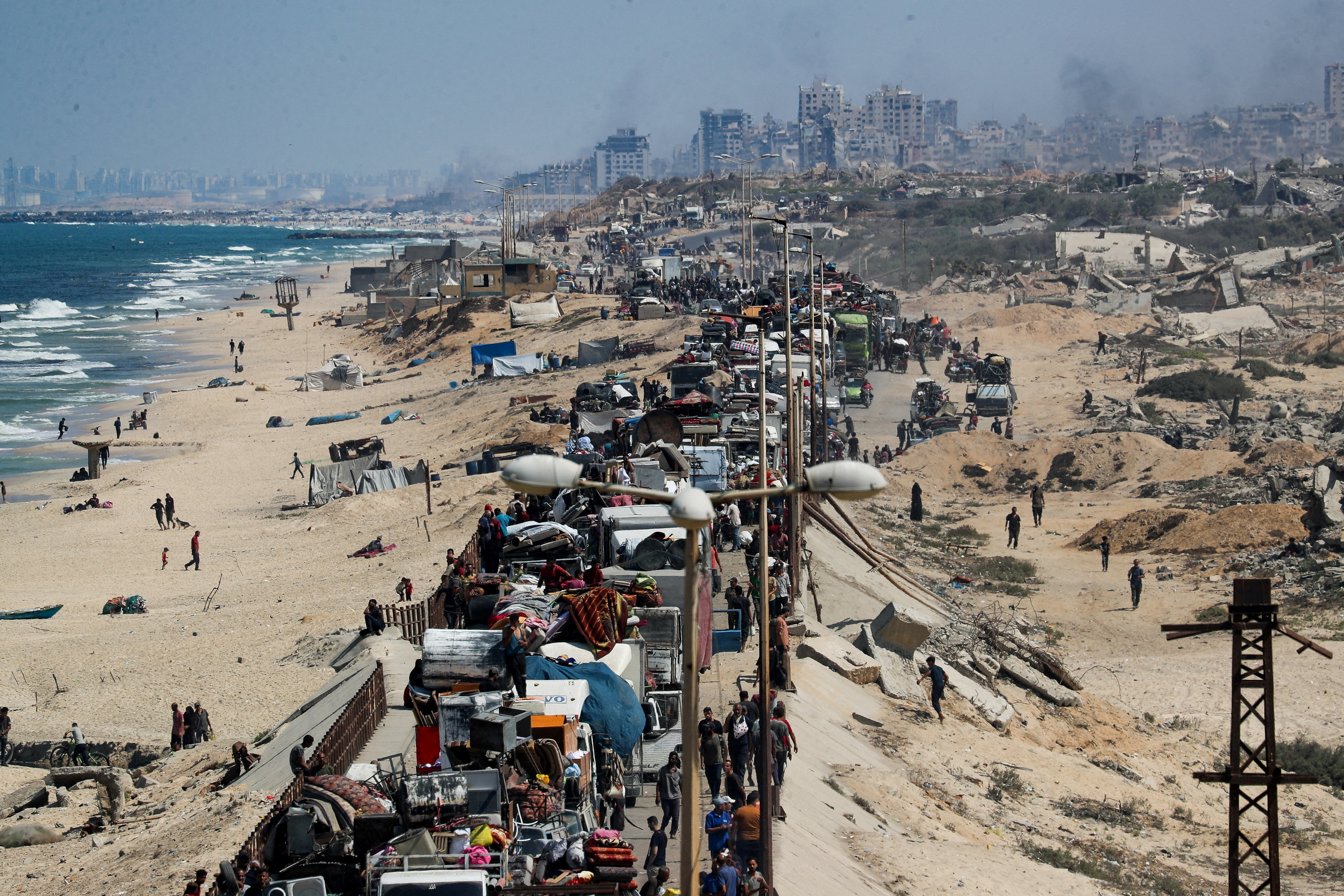 Displaced Palestinians flee northern Gaza under Israeli military assault. September 16, 2025. [Mahmoud Issa/Reuters]