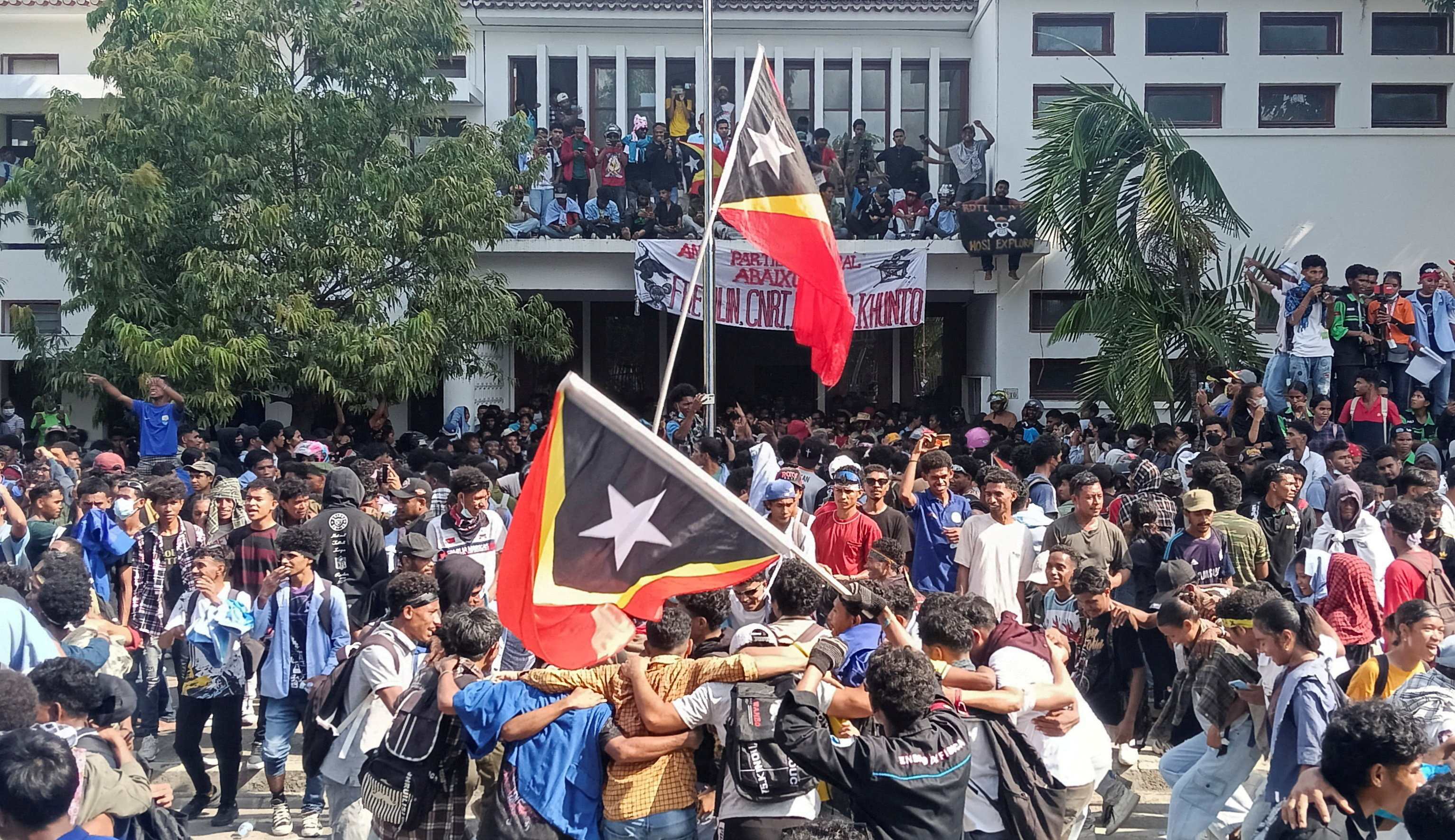University students carry East Timor flags and banners during a protest demanding that the government cancel plans to provide lifetime pension and health allowances for lawmakers, outside the parliamentary building in Dili, East Timor September 17, 2025. REUTERS/Nelson da Cruz