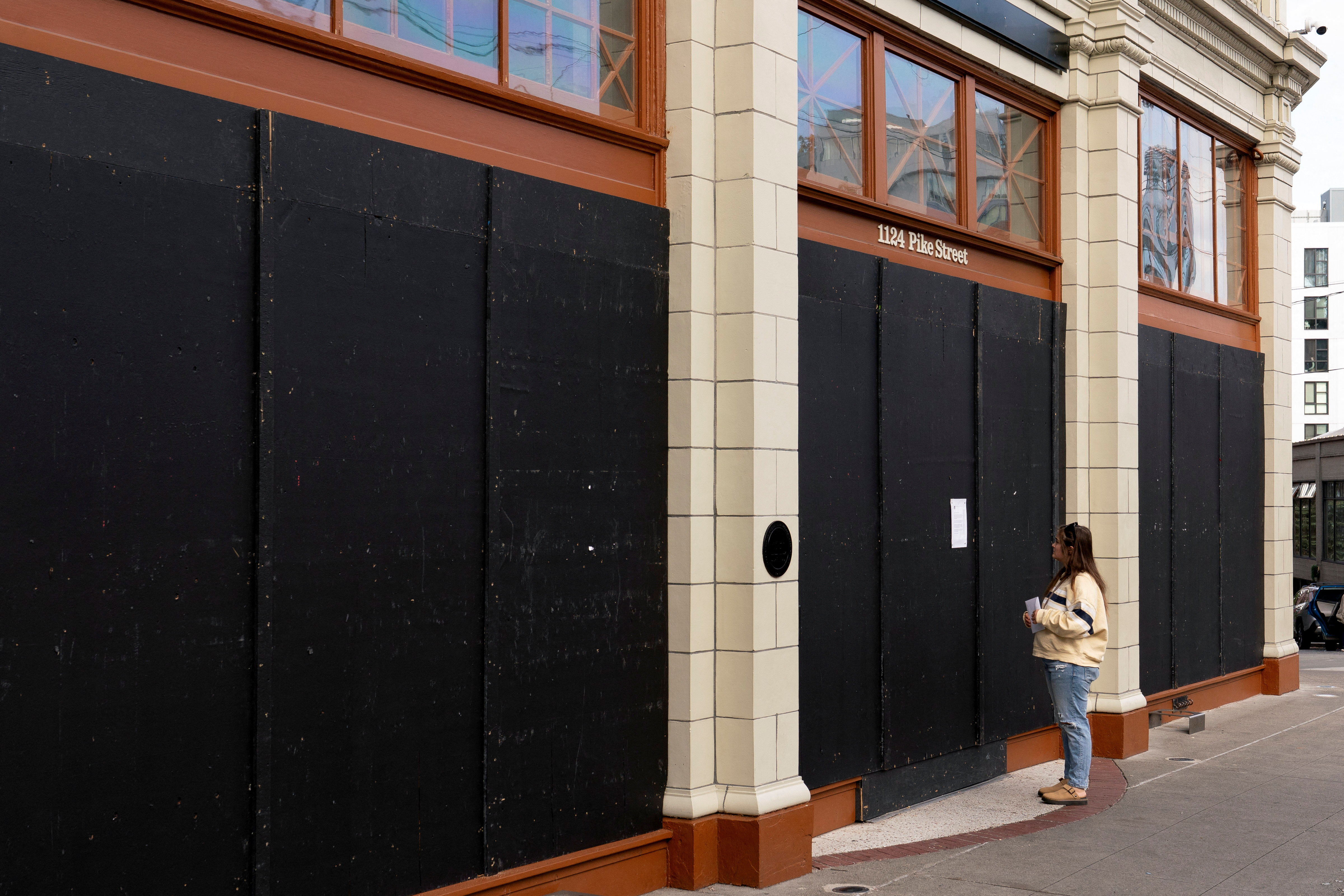 A person reads a letter posted outside the shuttered Starbucks flagship roastery in Seattle, Washington, U.S., September 25, 2025. REUTERS/David Ryder