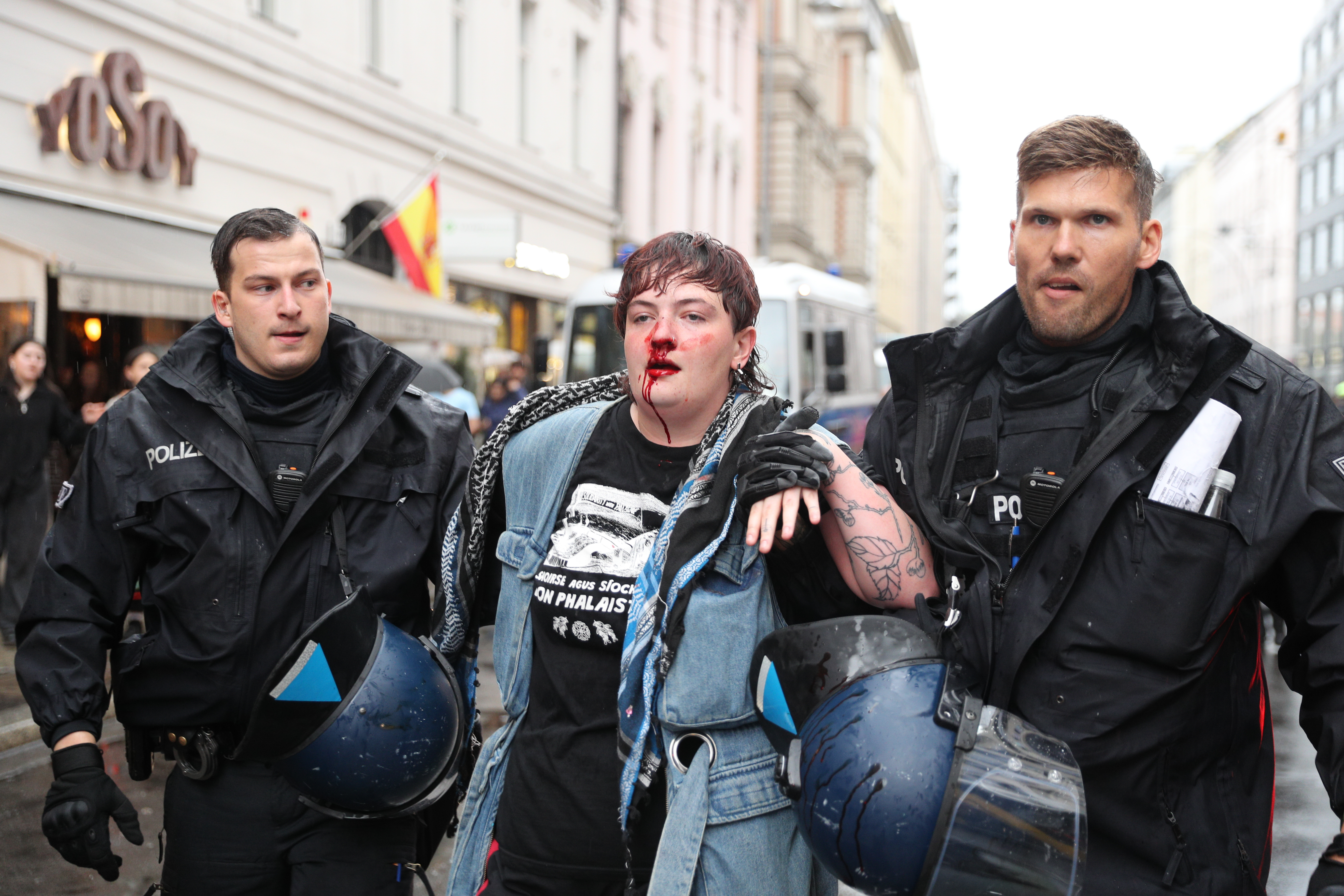 Police officer uses force against Pro-Palestinian protesters in Berlin demonstration
