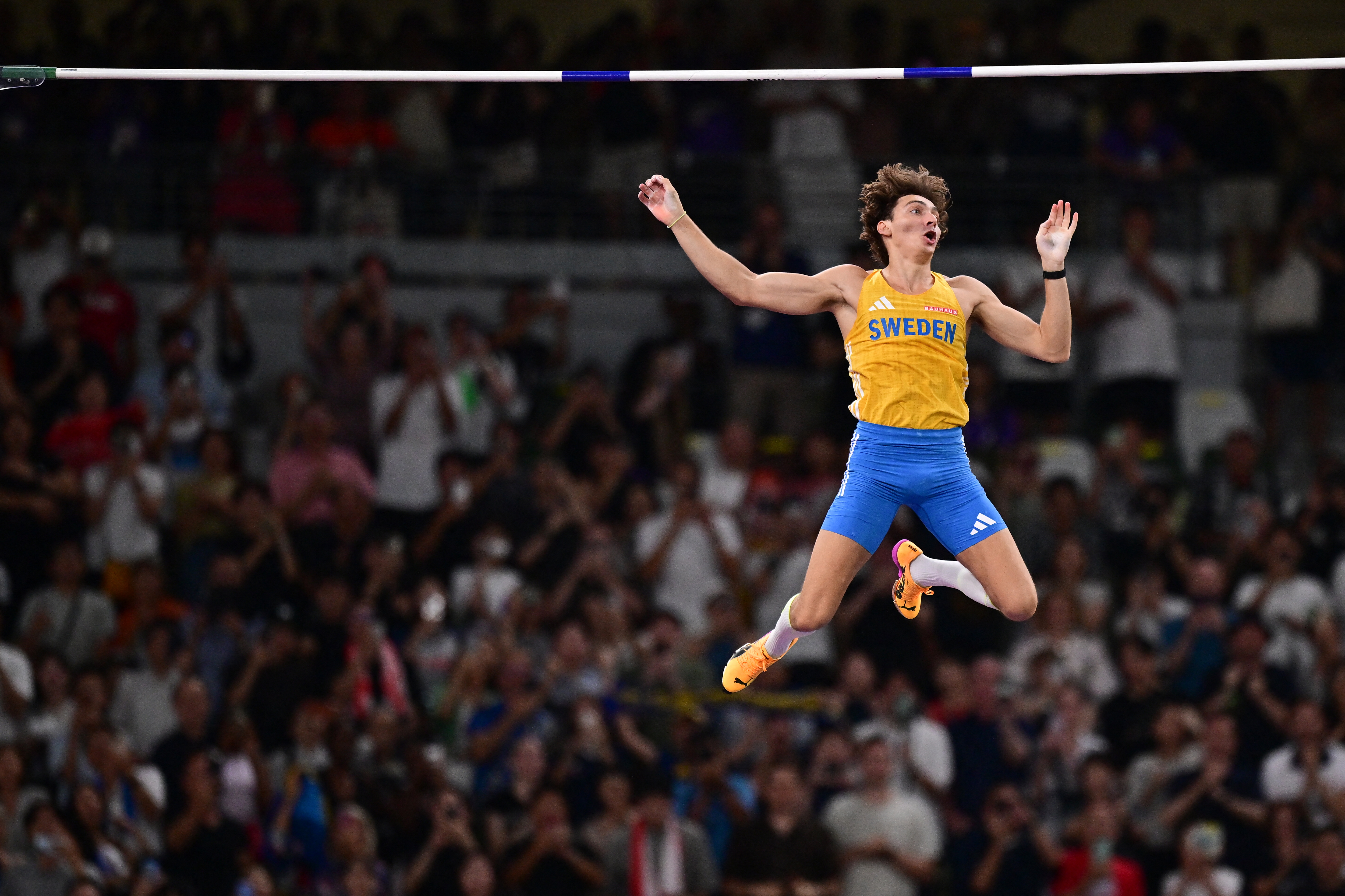 Mondo Duplantis in action.