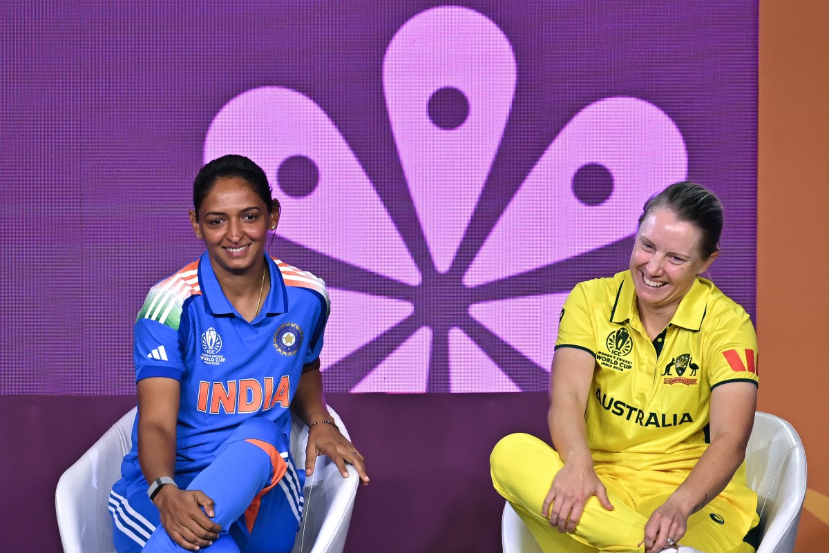 India's captain Harmanpreet Kaur (L) and her Australian counterpart Alyssa Healy smile in a joint conference.