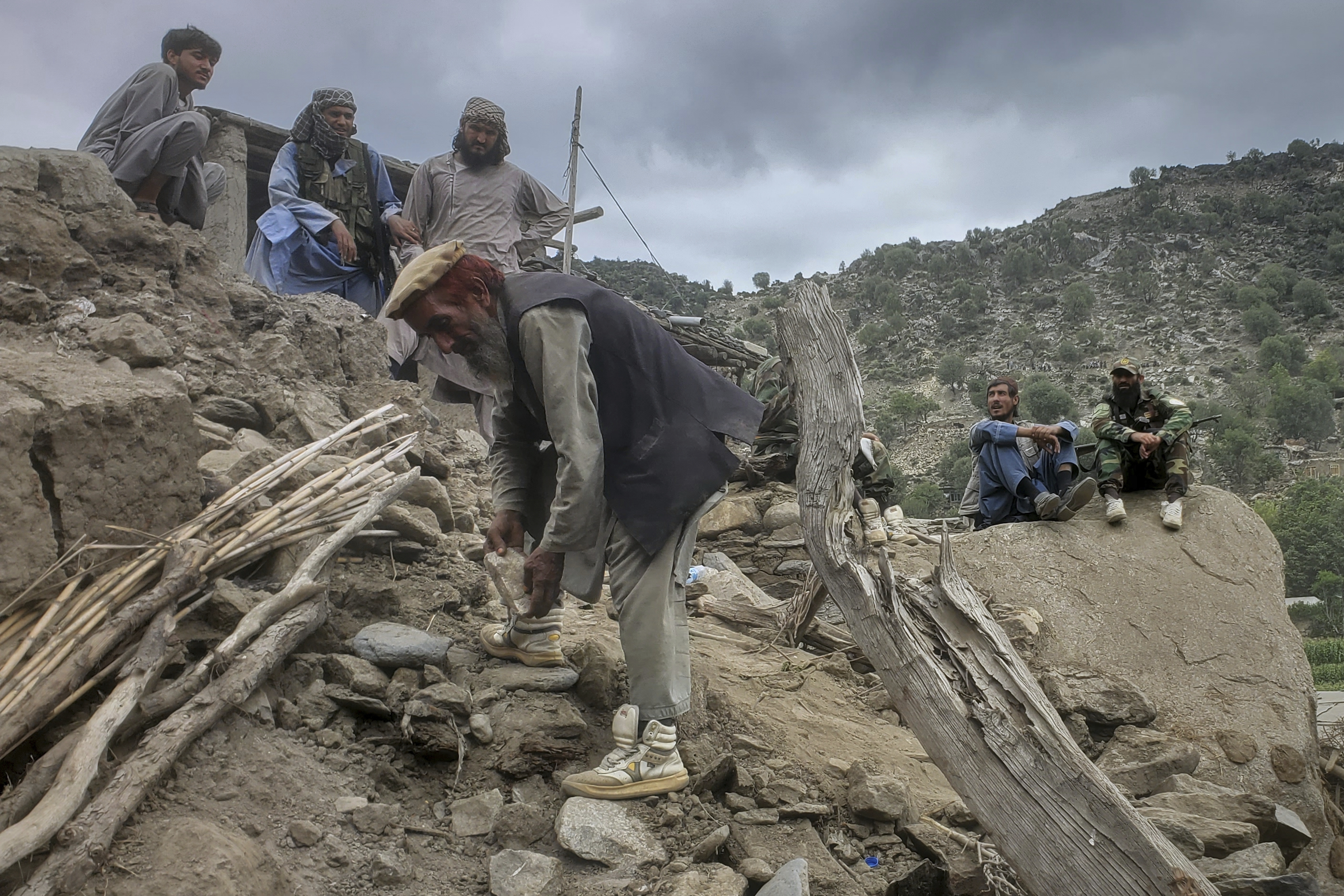 Rescuers race to find Afghan quake survivors as death toll rises