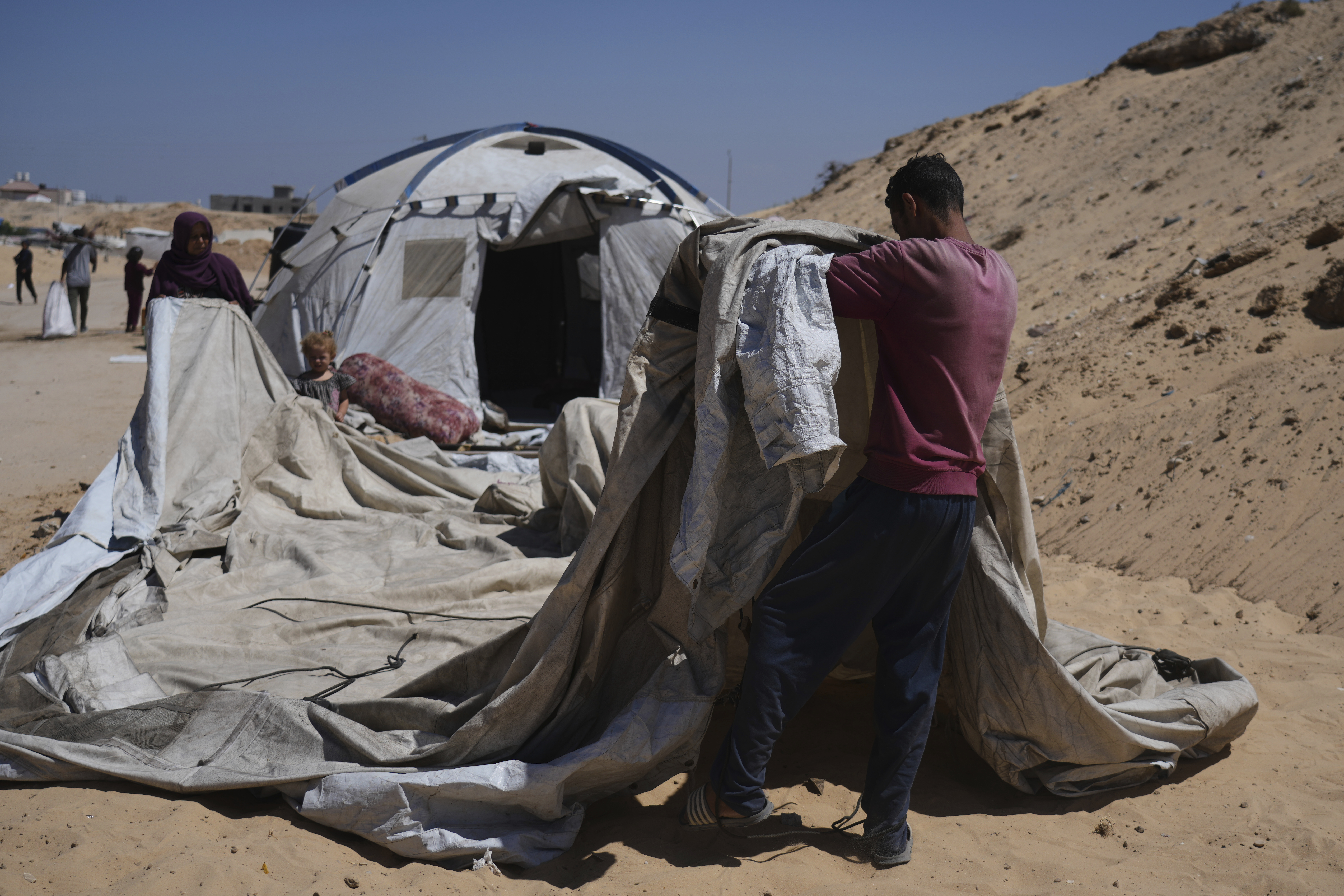 Thousands flee Gaza's bombardment as calls for evacuation intensify