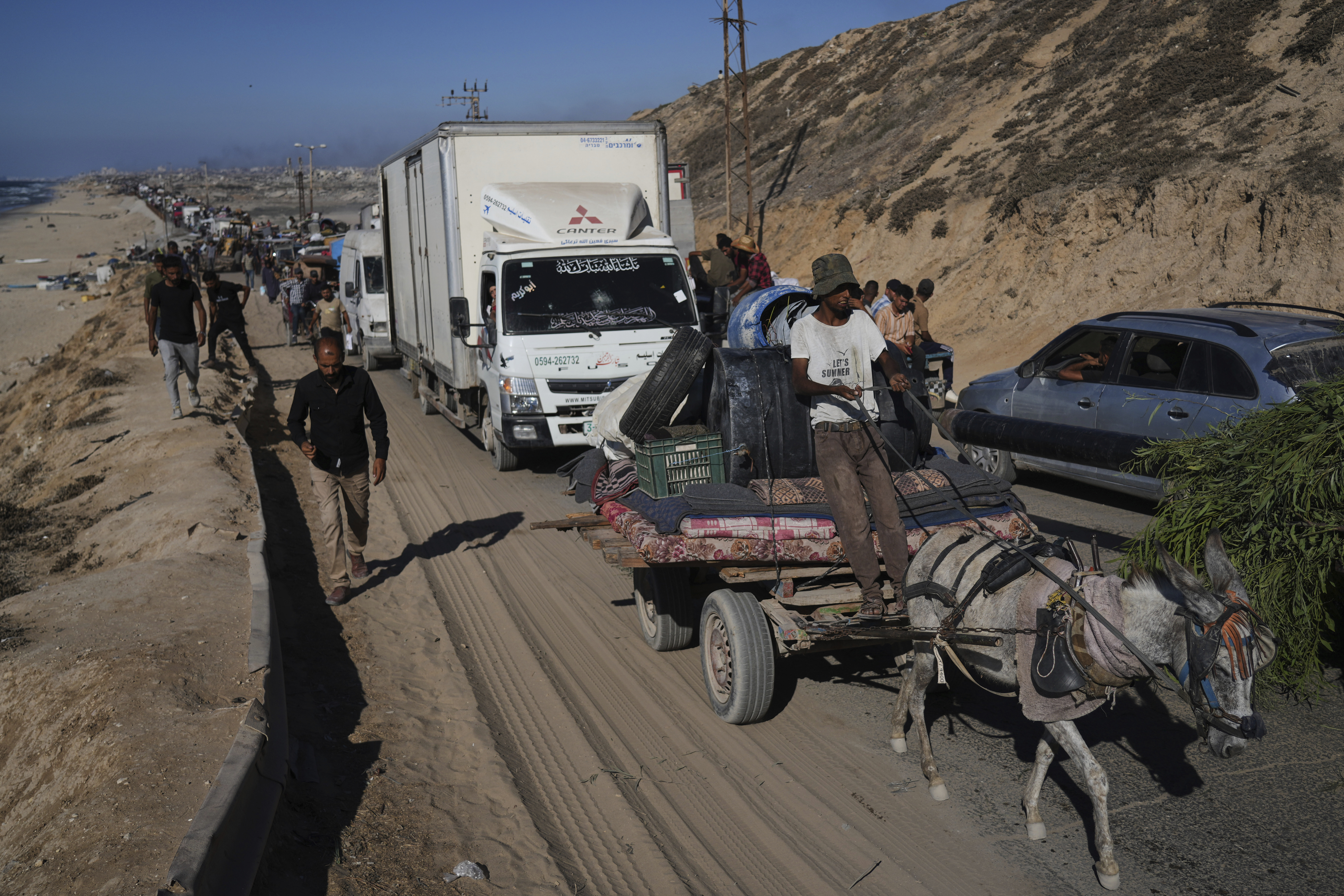 Thousands flee Gaza's bombardment as calls for evacuation intensify
