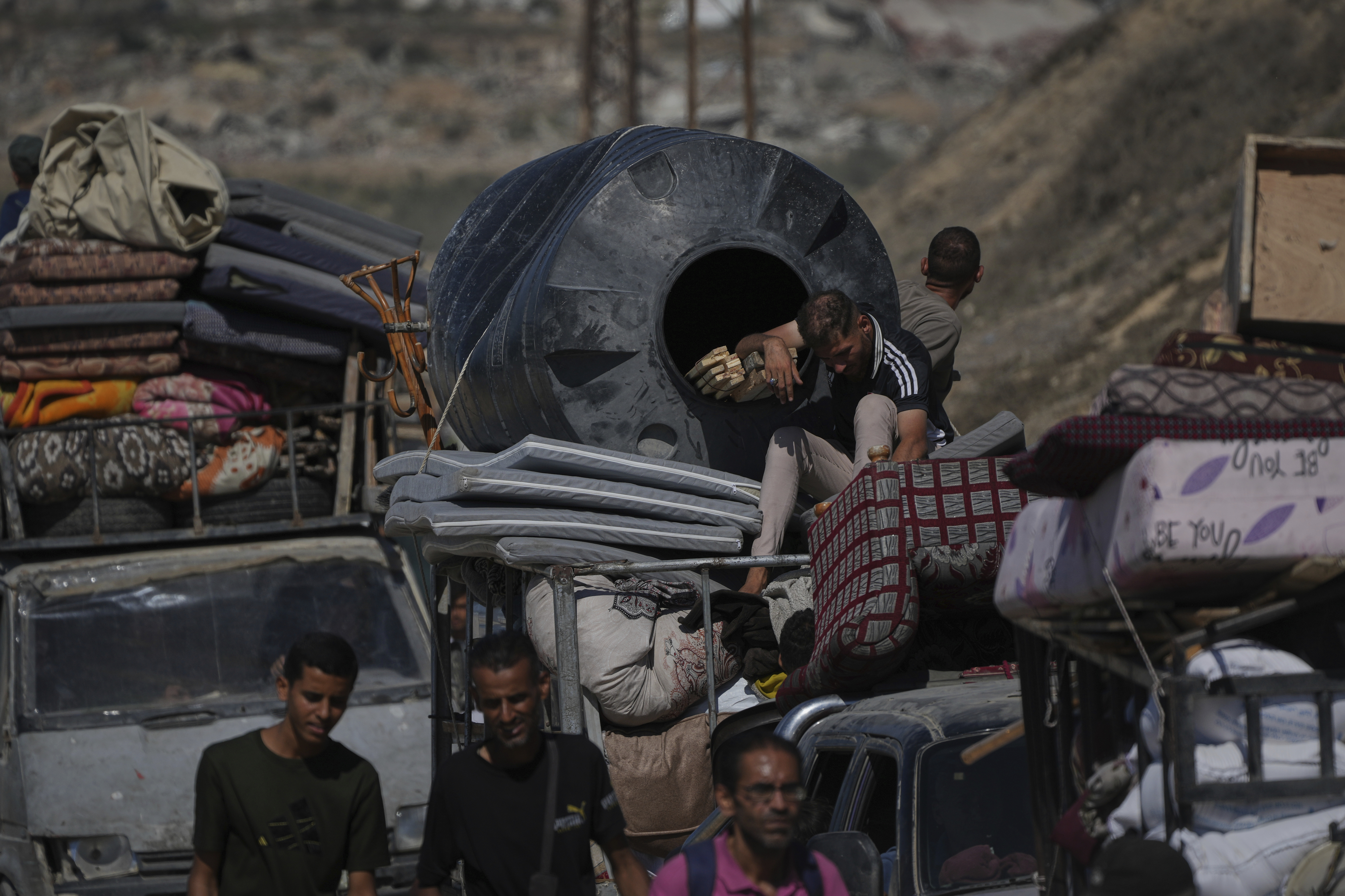 Thousands flee Gaza's bombardment as calls for evacuation intensify