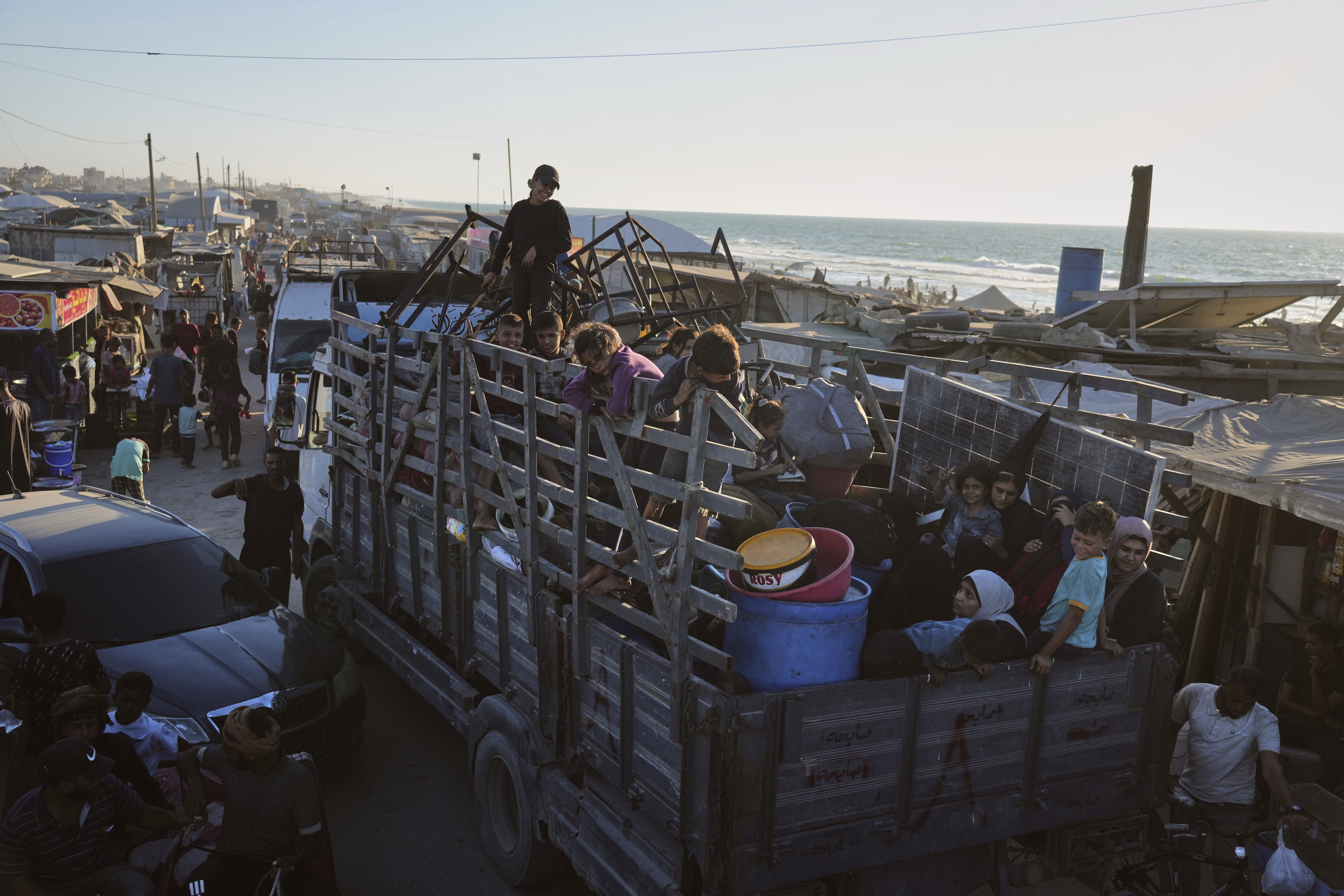 Thousands flee Gaza's bombardment as calls for evacuation intensify