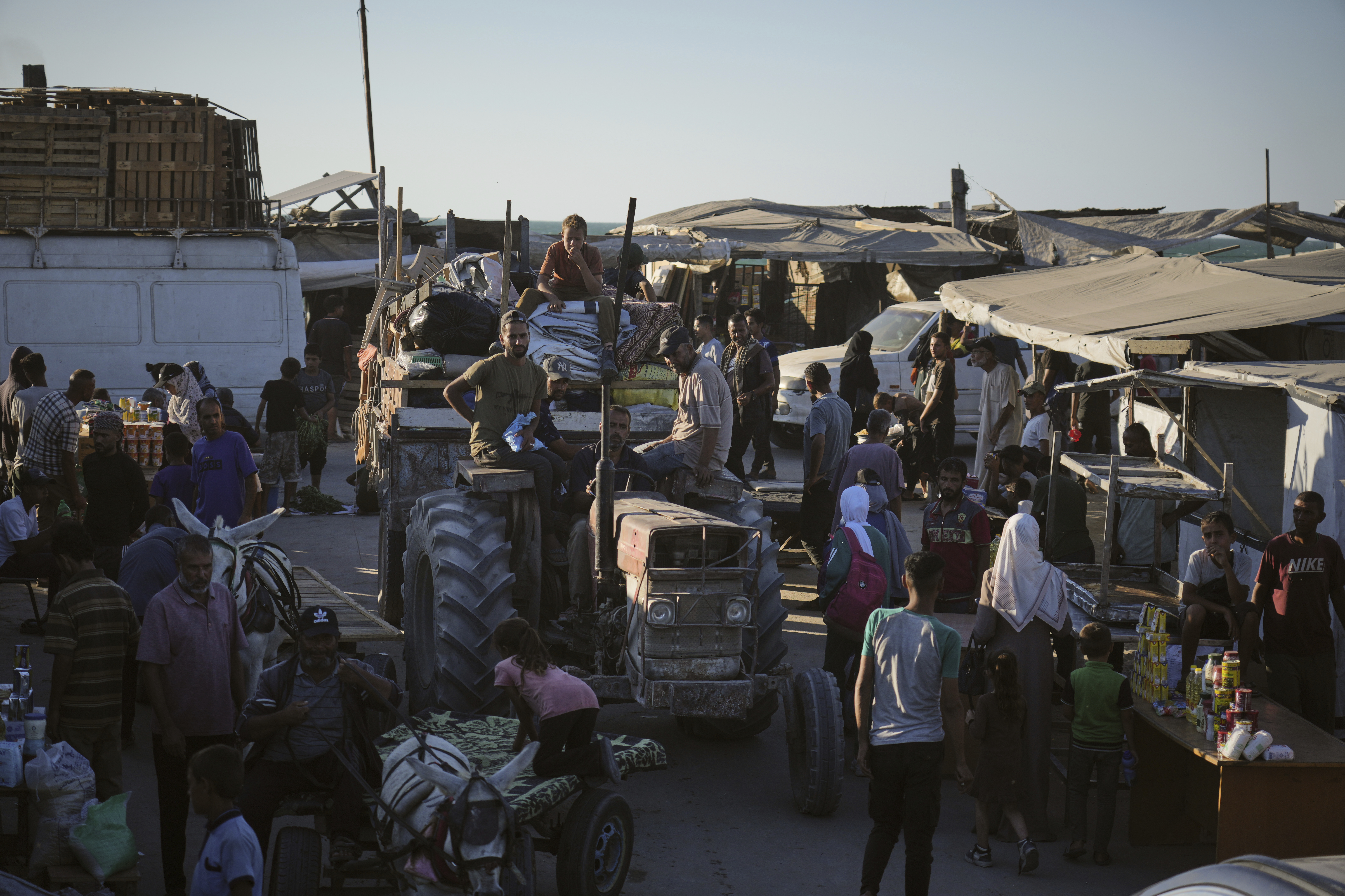 Thousands flee Gaza's bombardment as calls for evacuation intensify