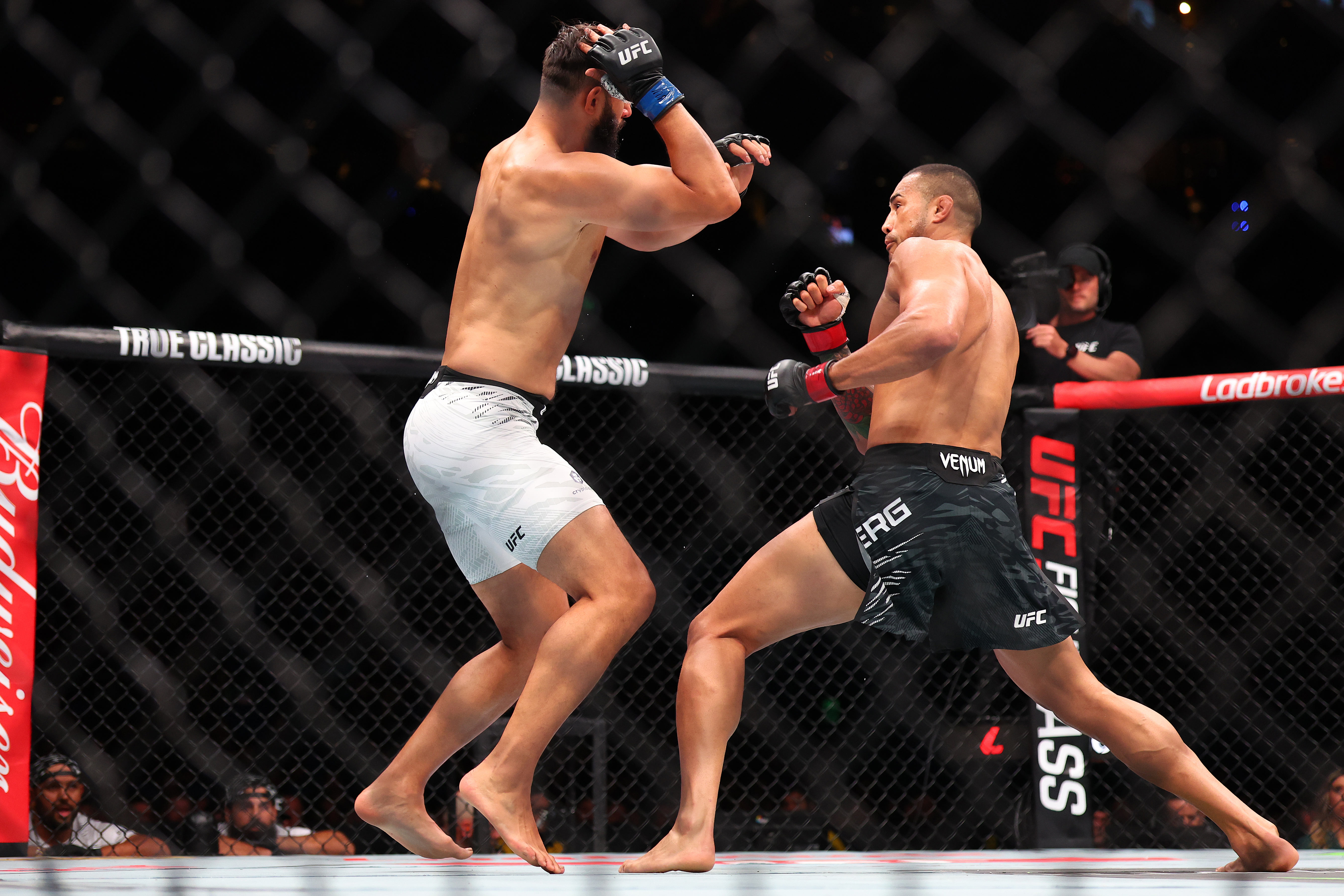 Carlos Ulberg and Dominick Reyes in action.