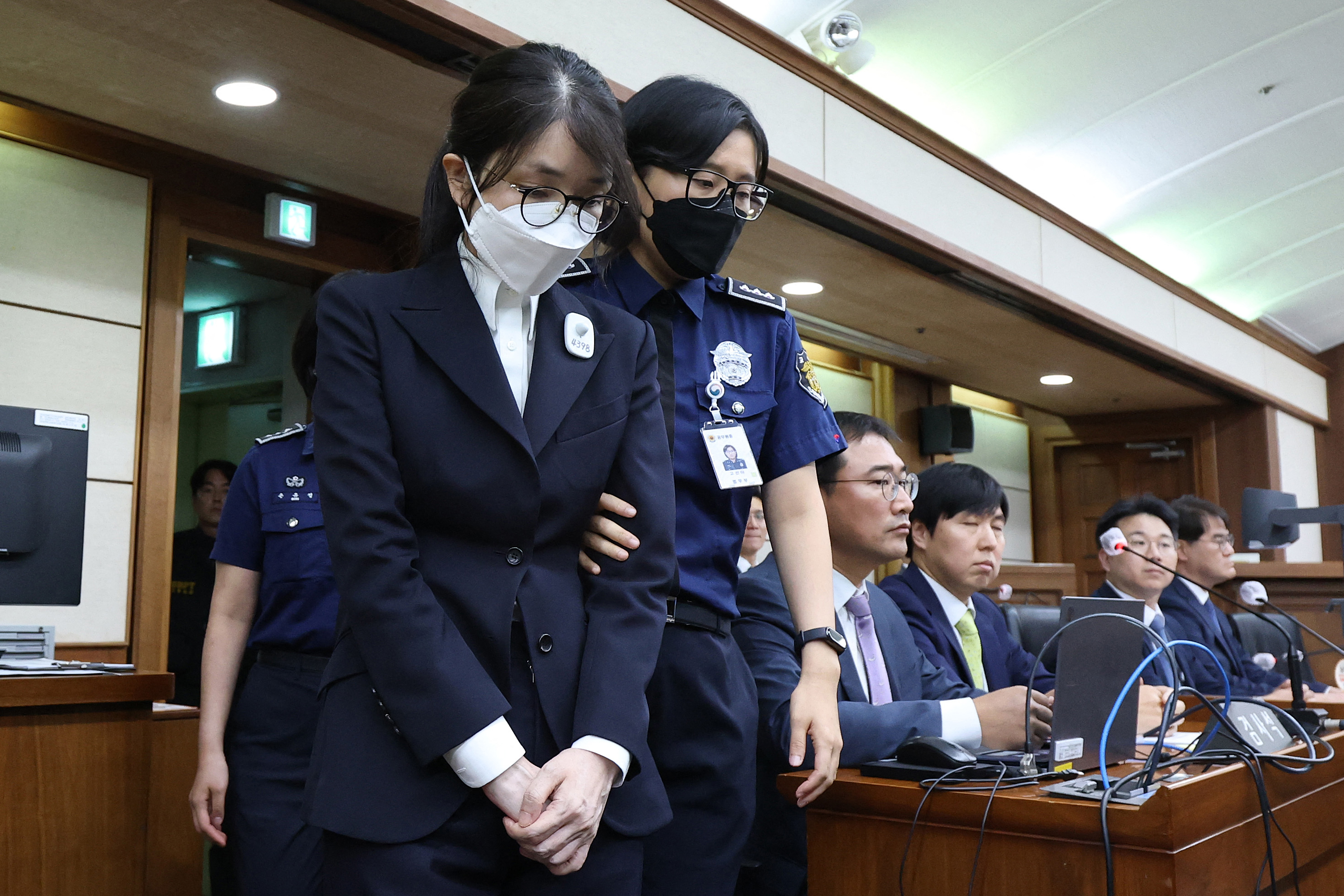 TOPSHOT - South Korea's former first lady Kim Keon Hee (L) arrives for her first trial hearing on corruption charges at the Seoul Central District Court in Seoul on September 24, 2025.