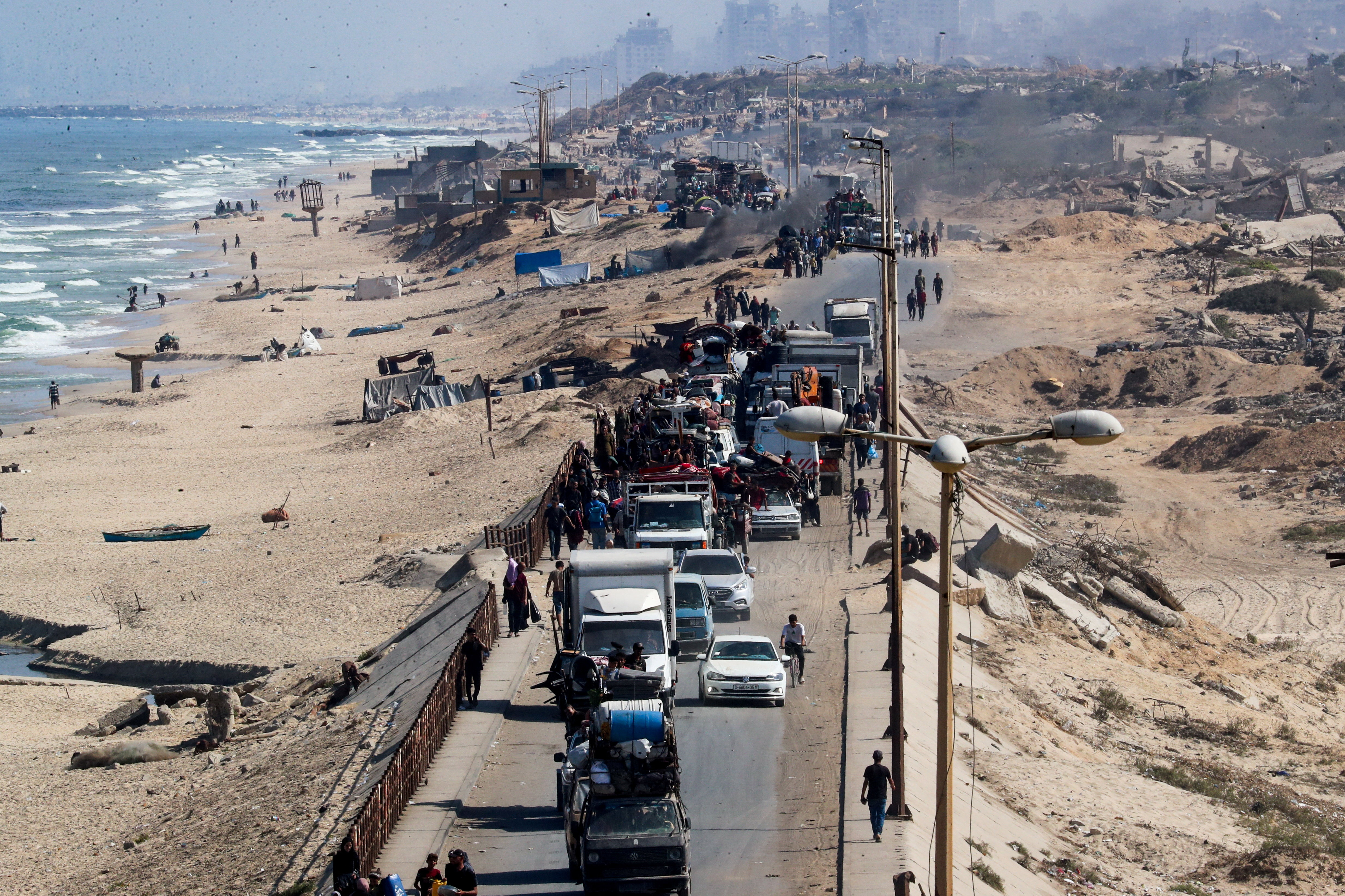 Displaced Palestinians, fleeing northern Gaza due to an Israeli military operation, move southward after Israeli forces ordered residents of Gaza City to evacuate to the south, in the central Gaza Strip September 15, 2025. REUTERS/Mahmoud Issa