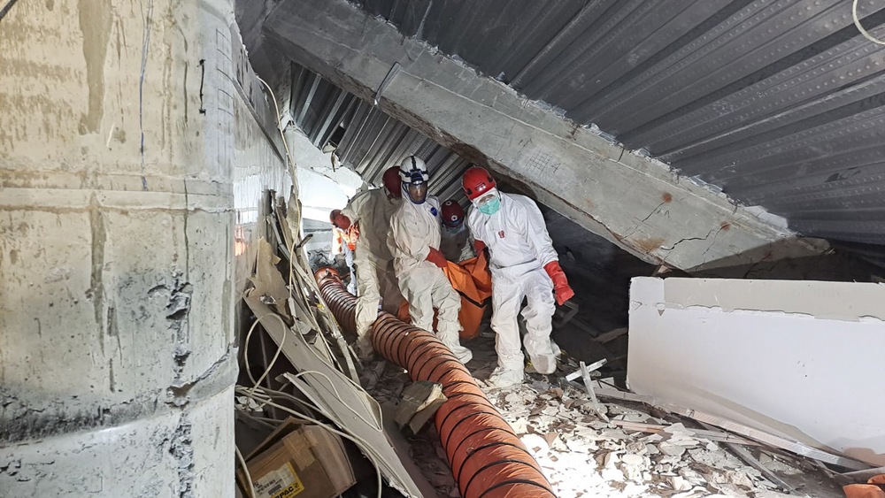 epa12427343 A handout photo made available by Indonesian National Search and Rescue Agency (BASARNAS) shows rerescuers carrying the body of a victim from the rubble of a collapsed building at an Islamic boarding school in Sidoarjo, East Java, Indonesia, 03 October 2025. At least 13 people were killed when a prayer hall collapsed while students were performing afternoon prayers at the Al Khoziny Islamic boarding school. EPA/BASARNAS HANDOUT BEST QUALITY AVAILABLEHANDOUT EDITORIAL USE ONLY/NO SALES