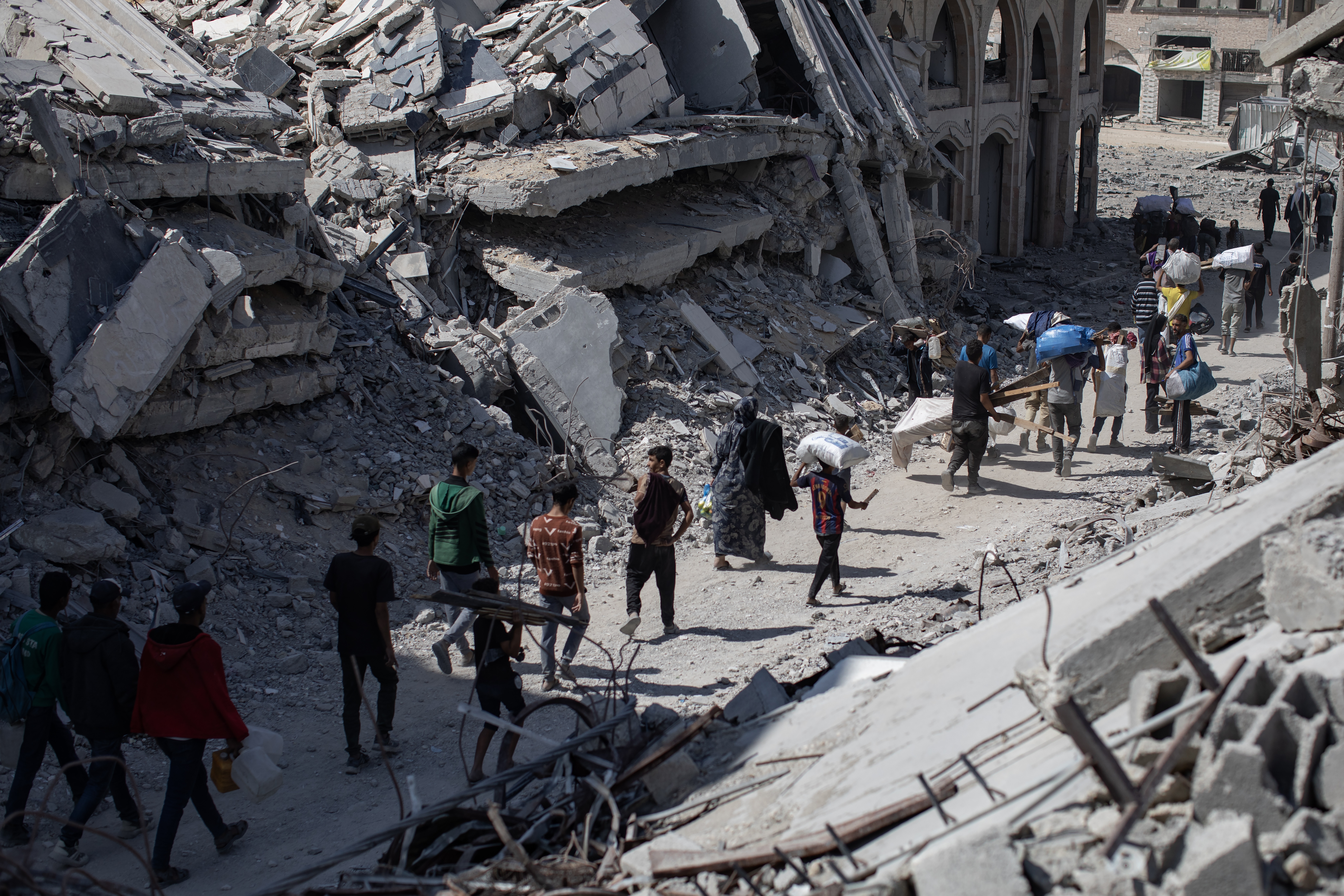 Tens of thousands return to shattered Gaza homes after ceasefire