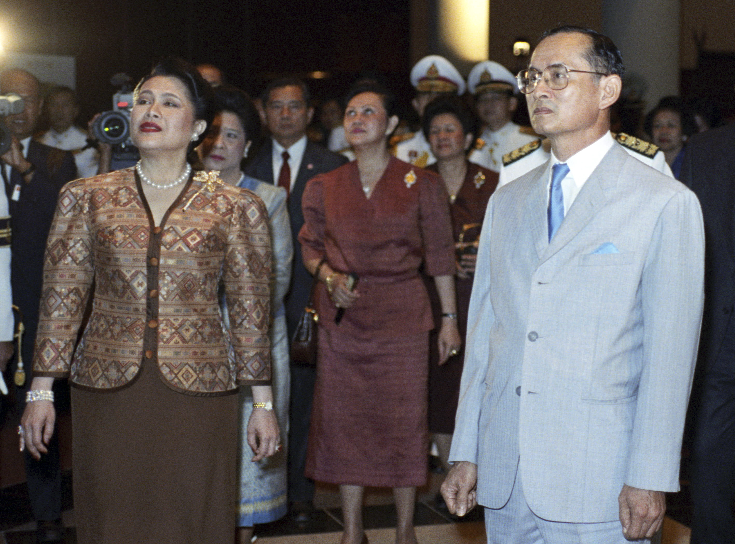 Thai King Bhumibol Adulyadej (R), the world's longest-reigning monarch, and Queen Sirikit attend the opening ceremony of The Queen Sirikit National Convention Centre in Bangkok, Thailand August 29, 1991. REUTERS/Apichart Weerawong (THAILAND ROYALS)