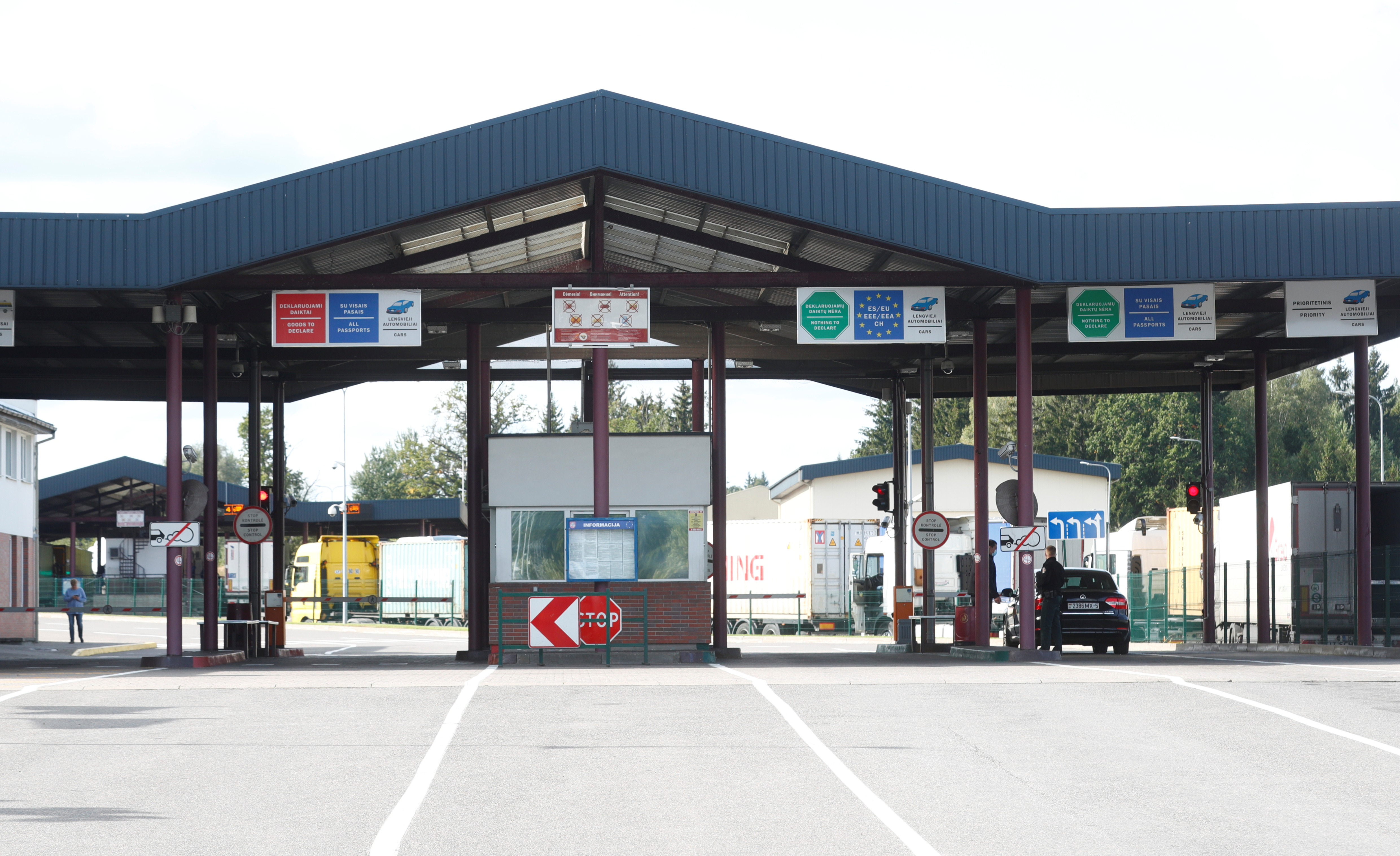 A passenger car is checked at border crossing point in Medininkai, Lithuania September 18, 2020. REUTERS/Ints Kalnins