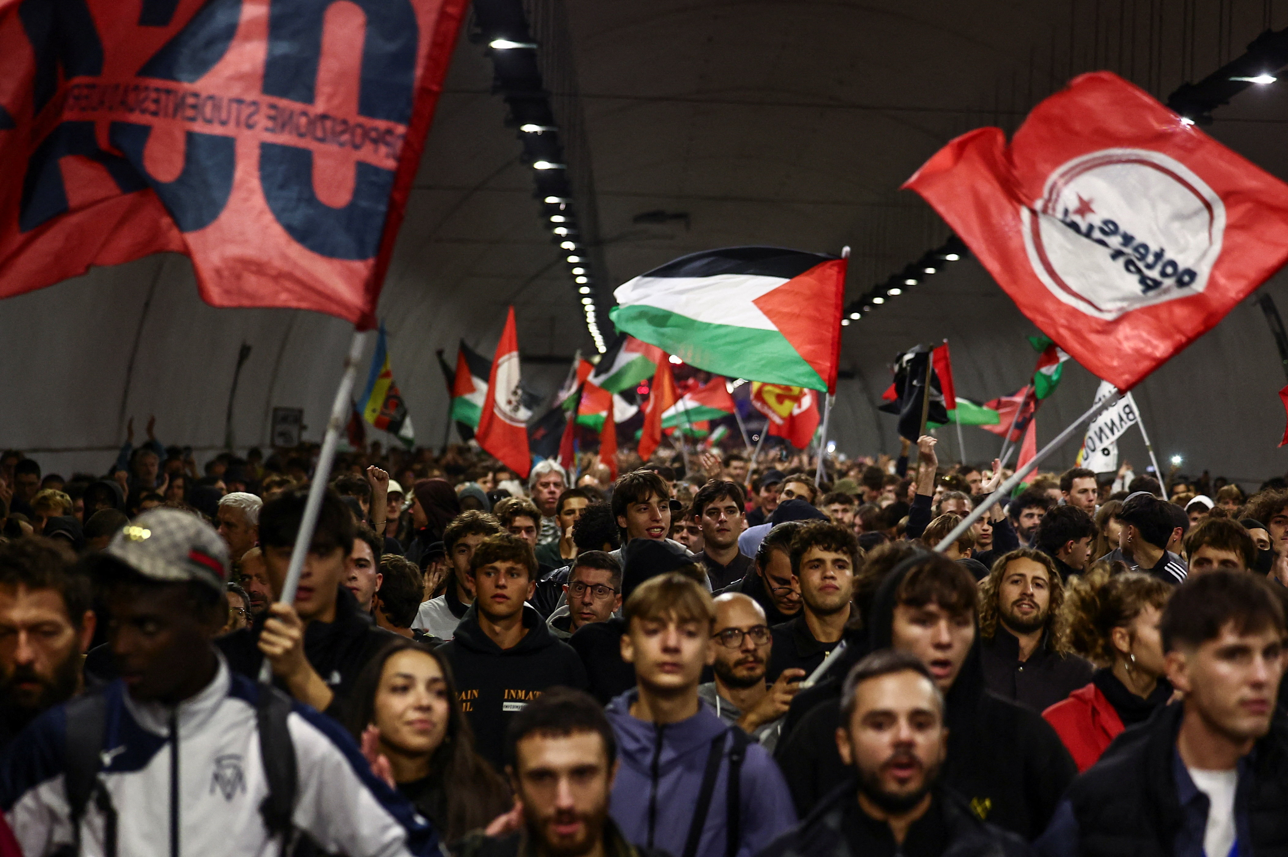 Pro-Palestinian demonstrators take part in a protest to condemn the interception of the vessels of the Global Sumud Flotilla, in Rome, Italy, October 1, 2025 REUTERS/Yara Nardi