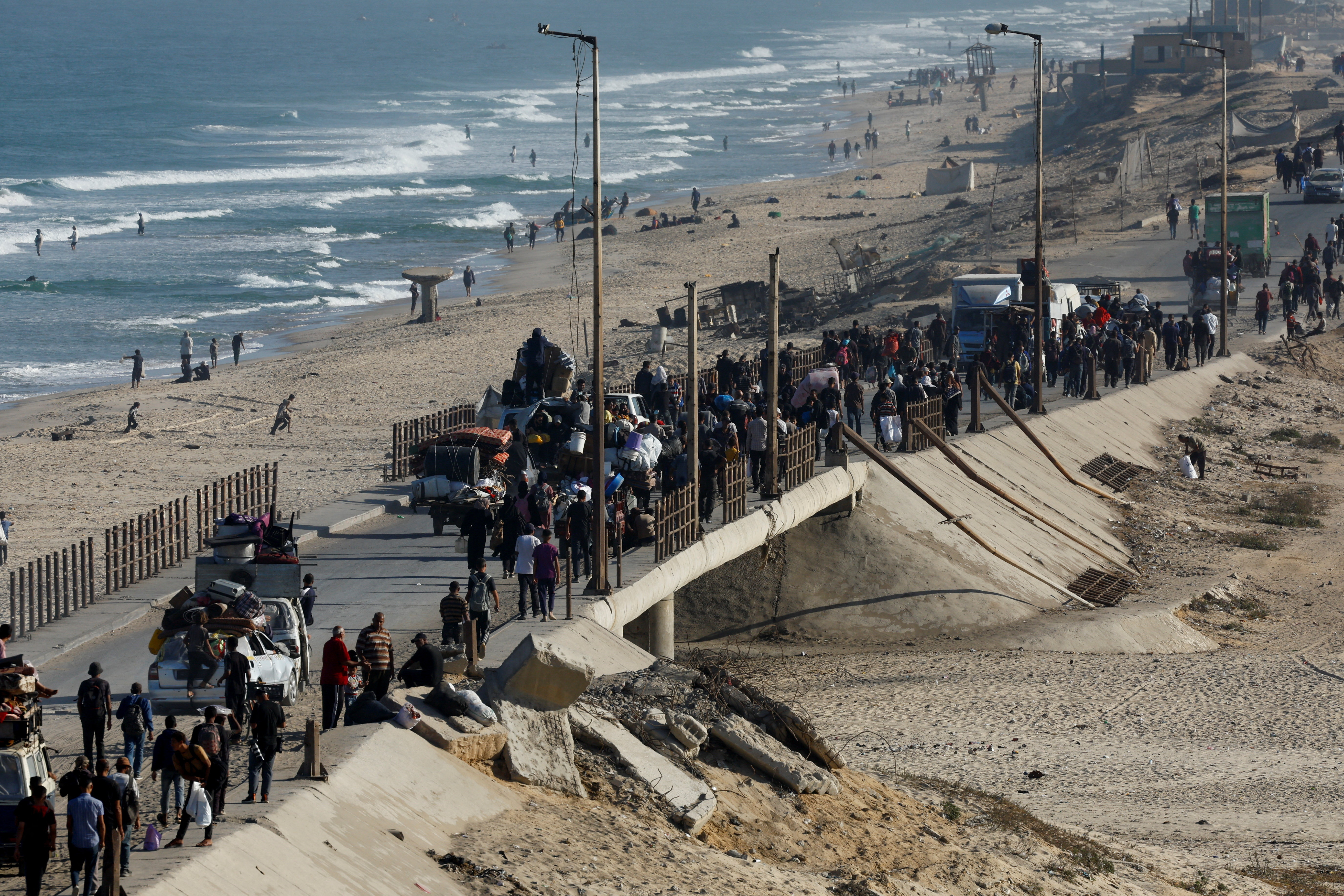 Tens of thousands return to shattered Gaza homes after ceasefire