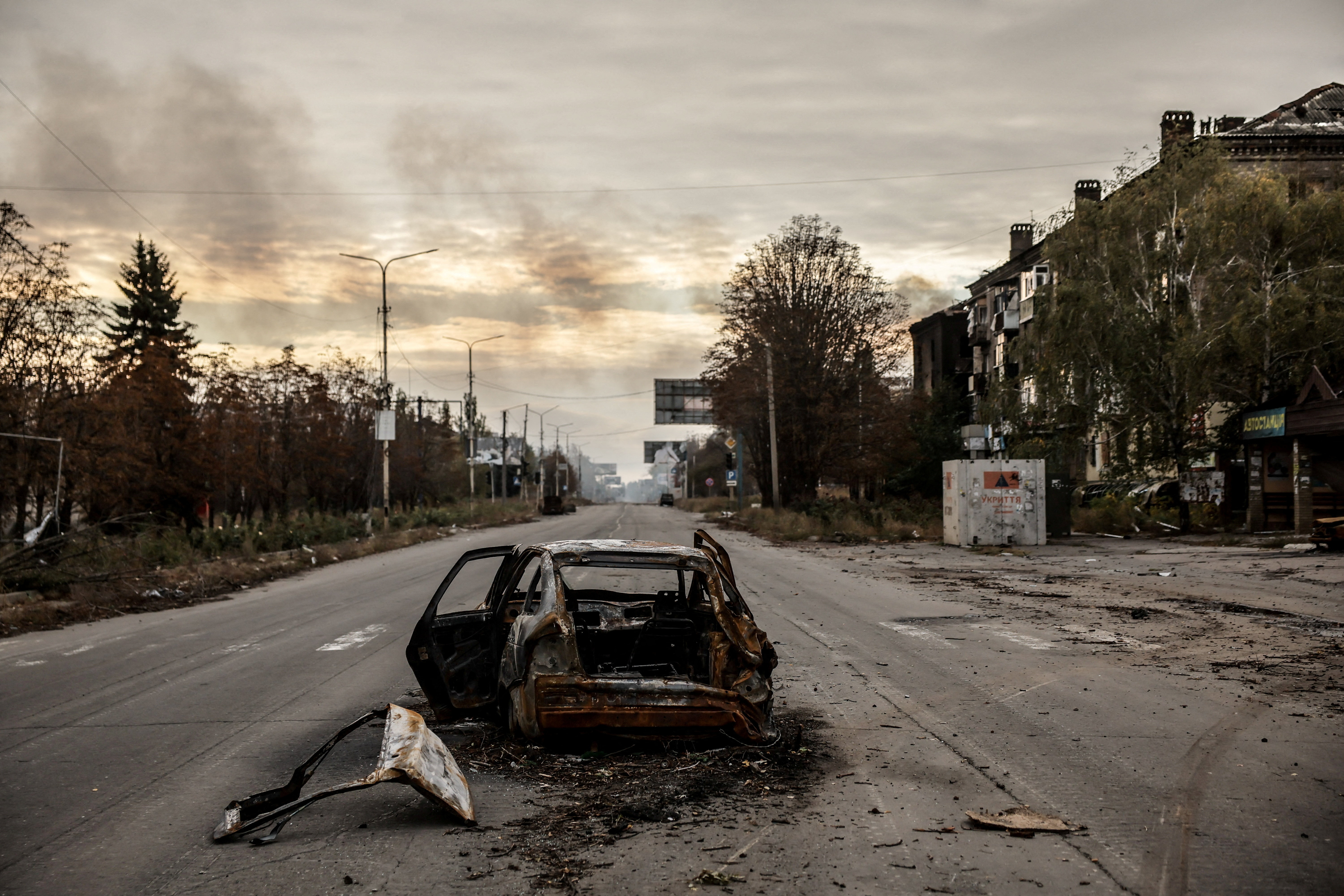 A destroyed car lies on a road near apartment buildings damaged by Russian military strike, amid Russia's attack on Ukraine, in the frontline town of Kostiantynivka in Donetsk region, Ukraine October 13, 2025. Oleg Petrasiuk/Press Service of the 24th King Danylo Separate Mechanized Brigade of the Ukrainian Armed Forces/Handout via REUTERS ATTENTION EDITORS - THIS IMAGE HAS BEEN SUPPLIED BY A THIRD PARTY. TPX IMAGES OF THE DAY