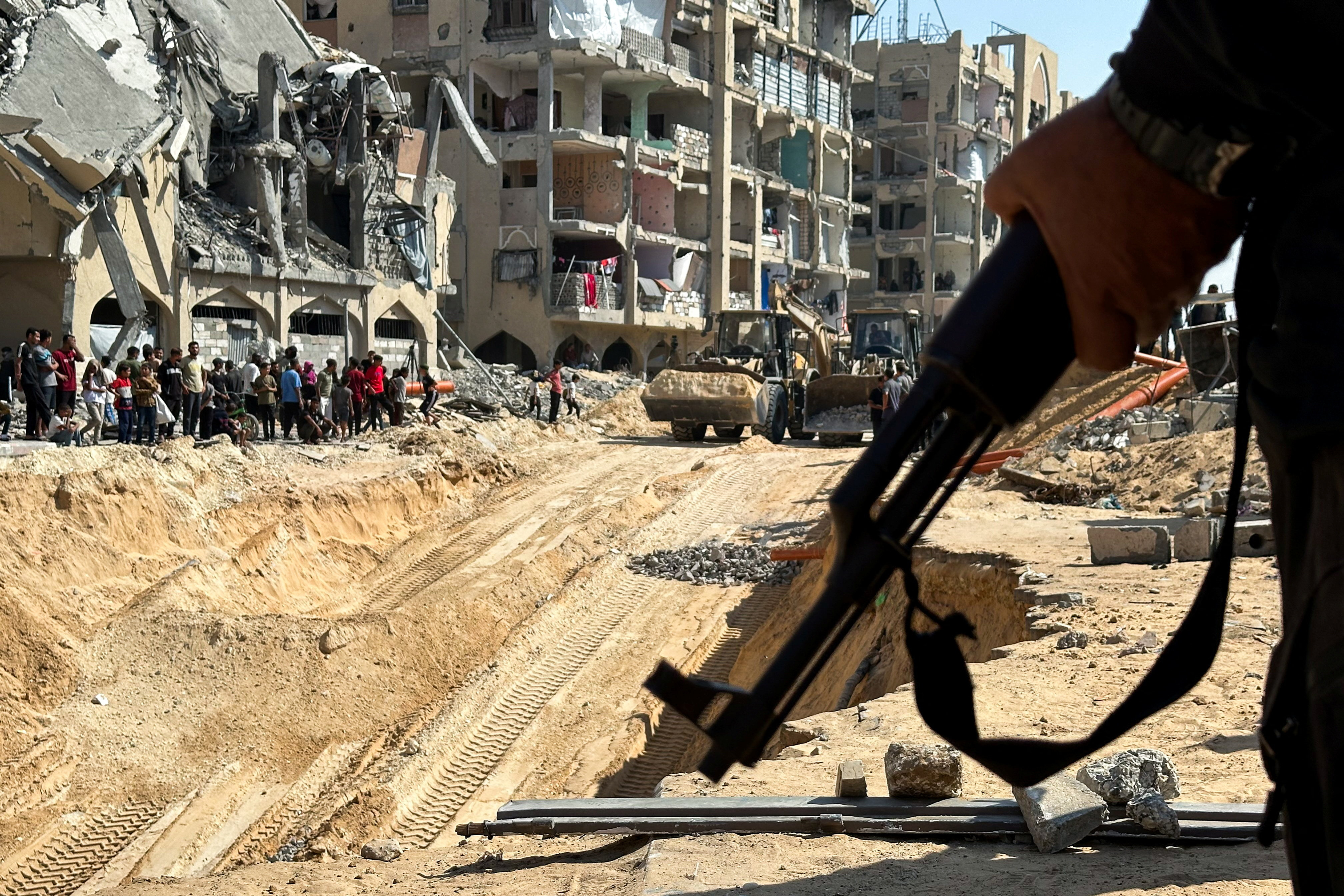 Hamas stands guard in Khan Younis, Gaza Strip