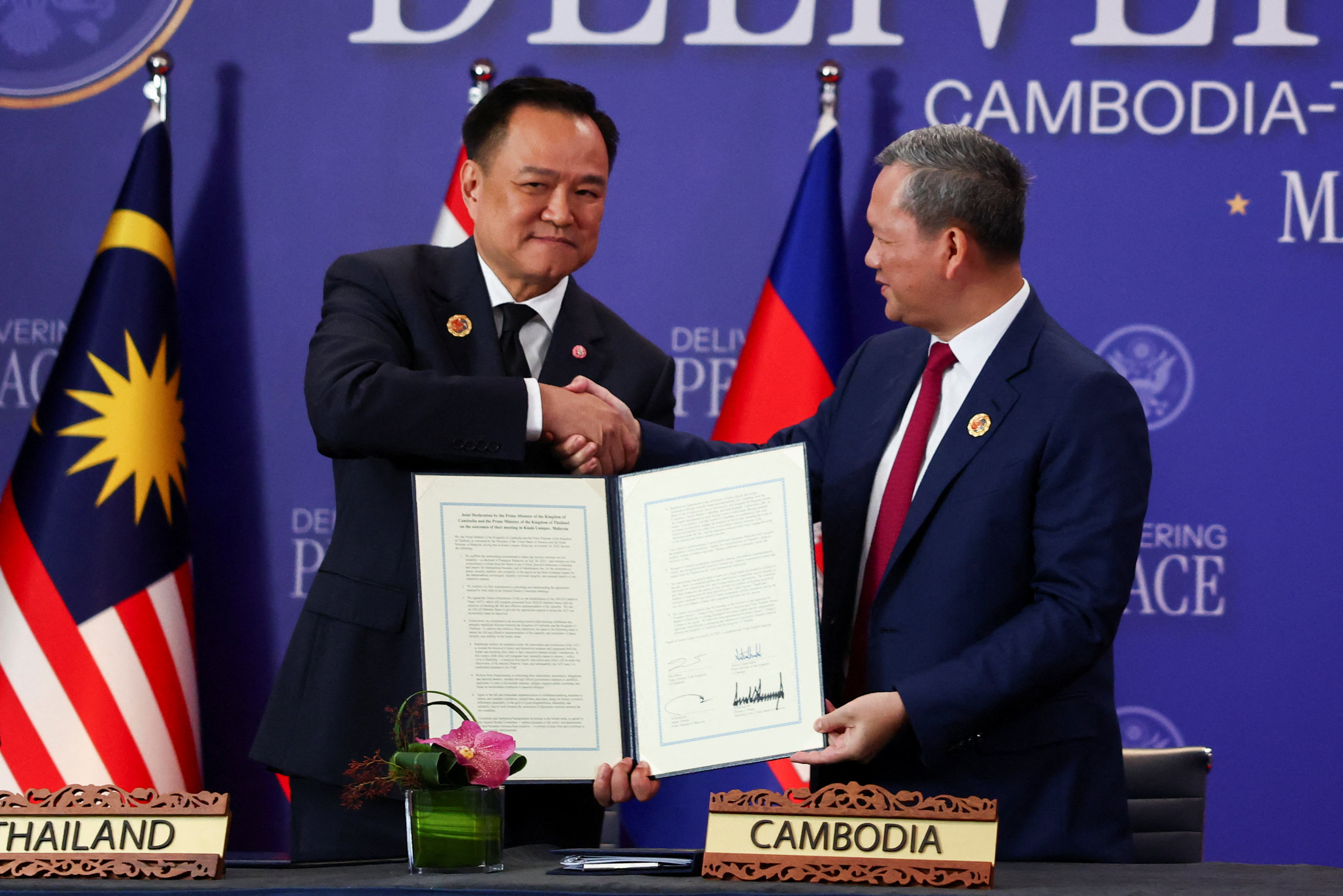 Thai Prime Minister Anutin Charnvirakul, left, and Cambodian Prime Minister Hun Manet shake hands during the signing of a ceasefire on the sidelines of the Association of Southeast Asian Nations summit in Kuala Lumpur, Malaysia, on October 26, 2025 [Evelyn Hockstein/Reuters]