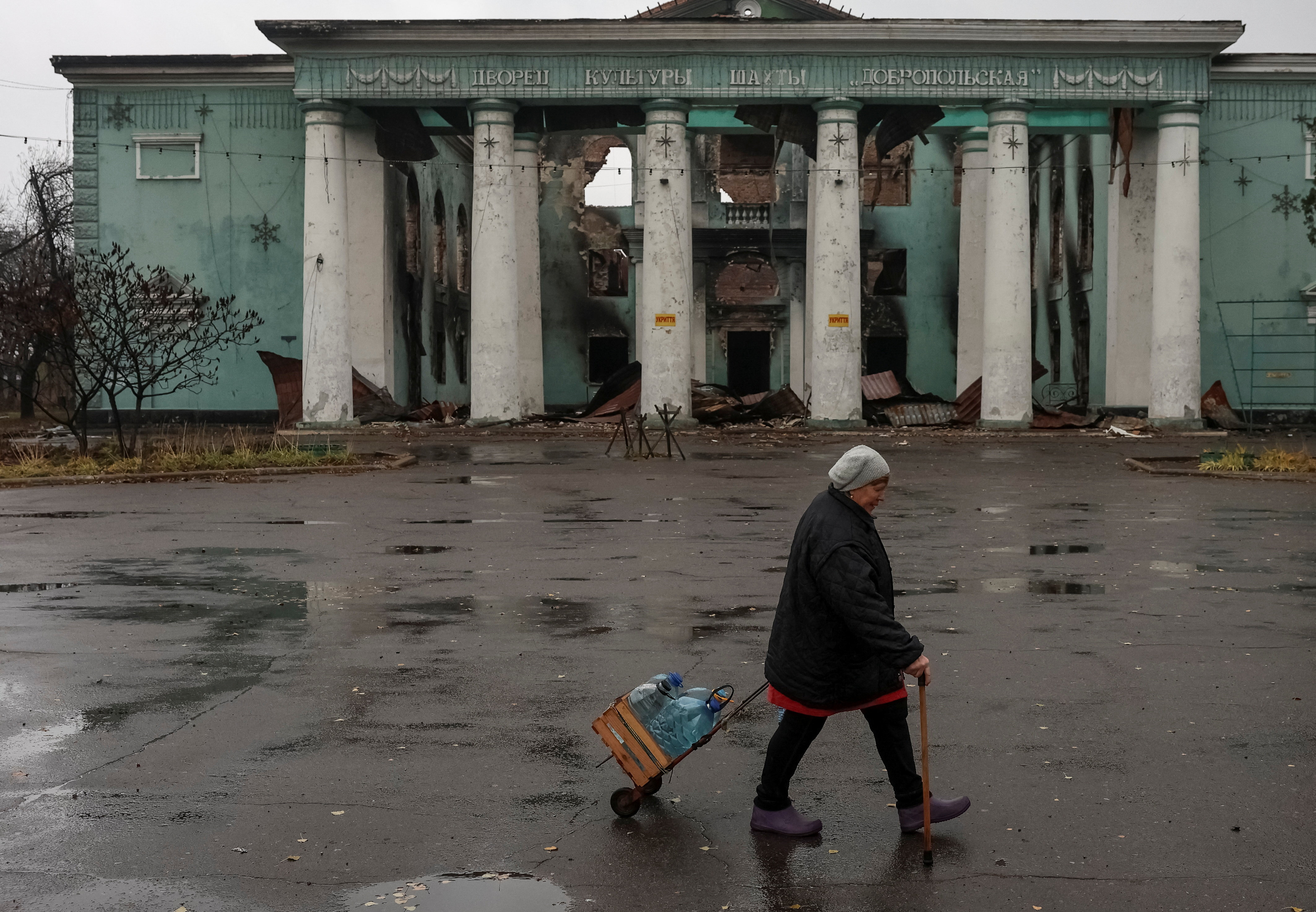 A resident pulls a cart with water bottles, in the frontline town of Dobropillia, amid Russia's attack on Ukraine, in Donetsk region, Ukraine October 27, 2025. REUTERS/Anatolii Stepanov
