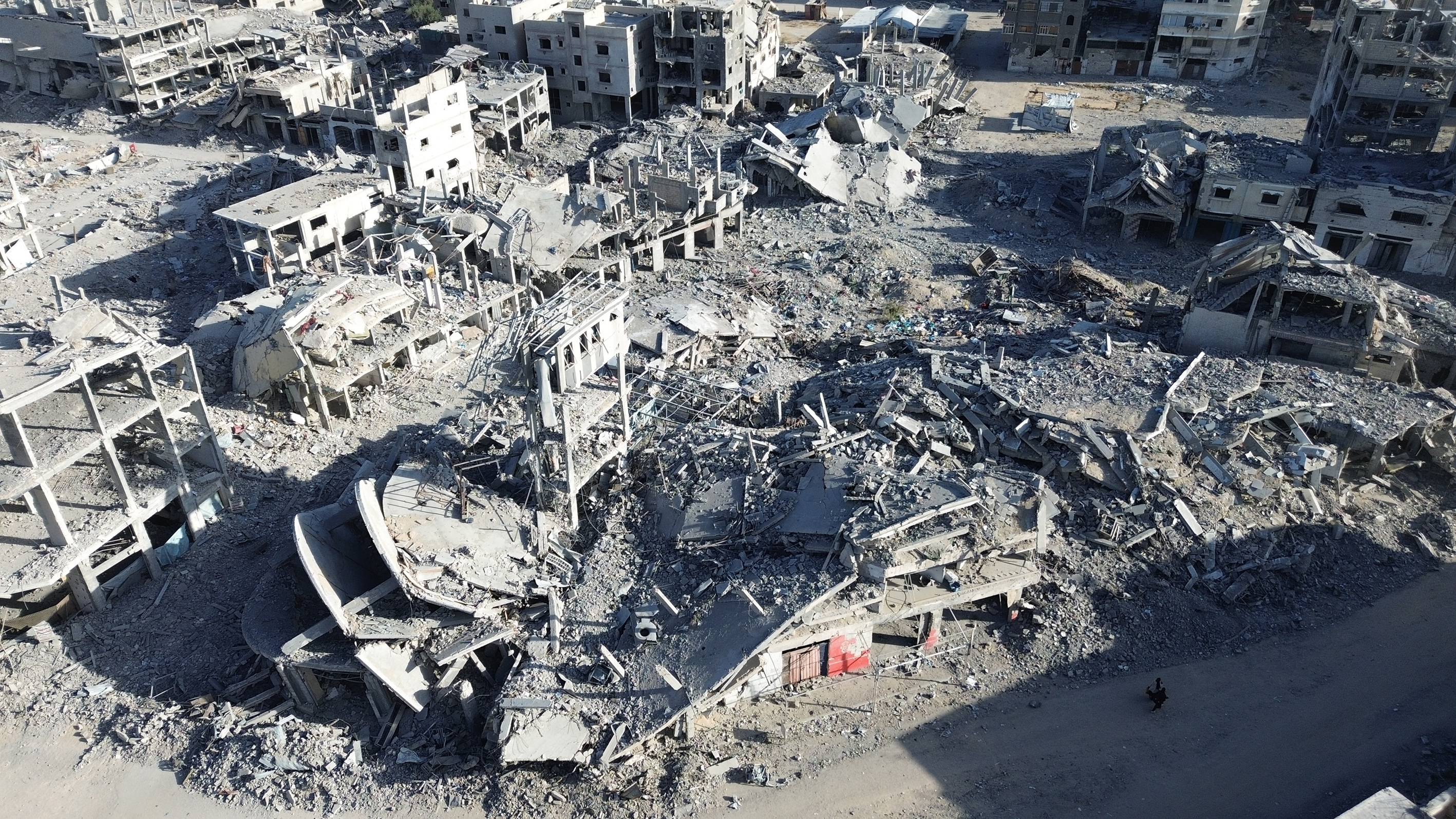 KHAN YUNIS, GAZA - OCTOBER 15: An aerial view shows the extensive destruction in southern Gaza’s Khan Yunis following the implementation of a ceasefire and the withdrawal of Israeli forces on October 15, 2025. The images highlight damaged buildings and infrastructure, revealing the scale of devastation caused during the conflict. ( Muhammed Eslayeh - Anadolu Agency )