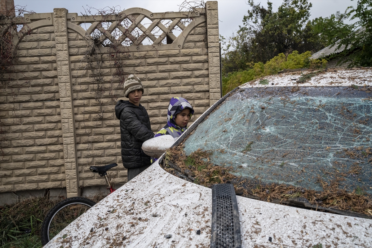 Children at the site of a Russian attack with a Geranium-2 drone in a residential area of ​​the city of Sloviansk, Ukraine, on October 20, 2025. A "Geran-2" drone hit a private area on Bohun Street. The explosion damaged residential buildings and parked cars in the vicinity. Photojournalist:Jose Colon