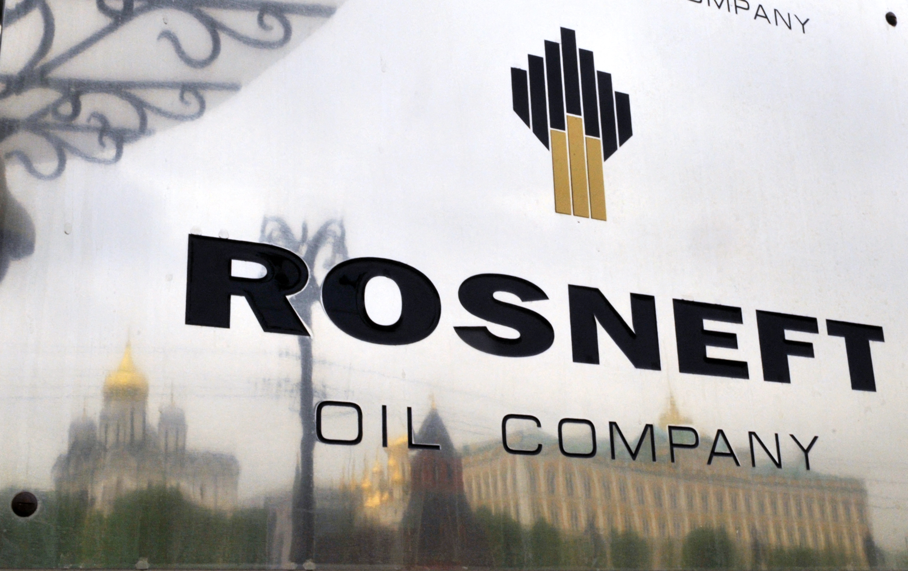 The Kremlin is reflected in the polished company plate of the state-controlled Russian oil giant Rosneft at the entrance of the headquarters in Moscow, on May 17, 2011. Rosneft on May 17 shattered BP's hopes of exploiting Russian Arctic oil by pulling out of a planned joint venture with the British giant after losing patience with protracted negotiations. AFP PHOTO / DMITRY KOSTYUKOV (Photo by DMITRY KOSTYUKOV / AFP)