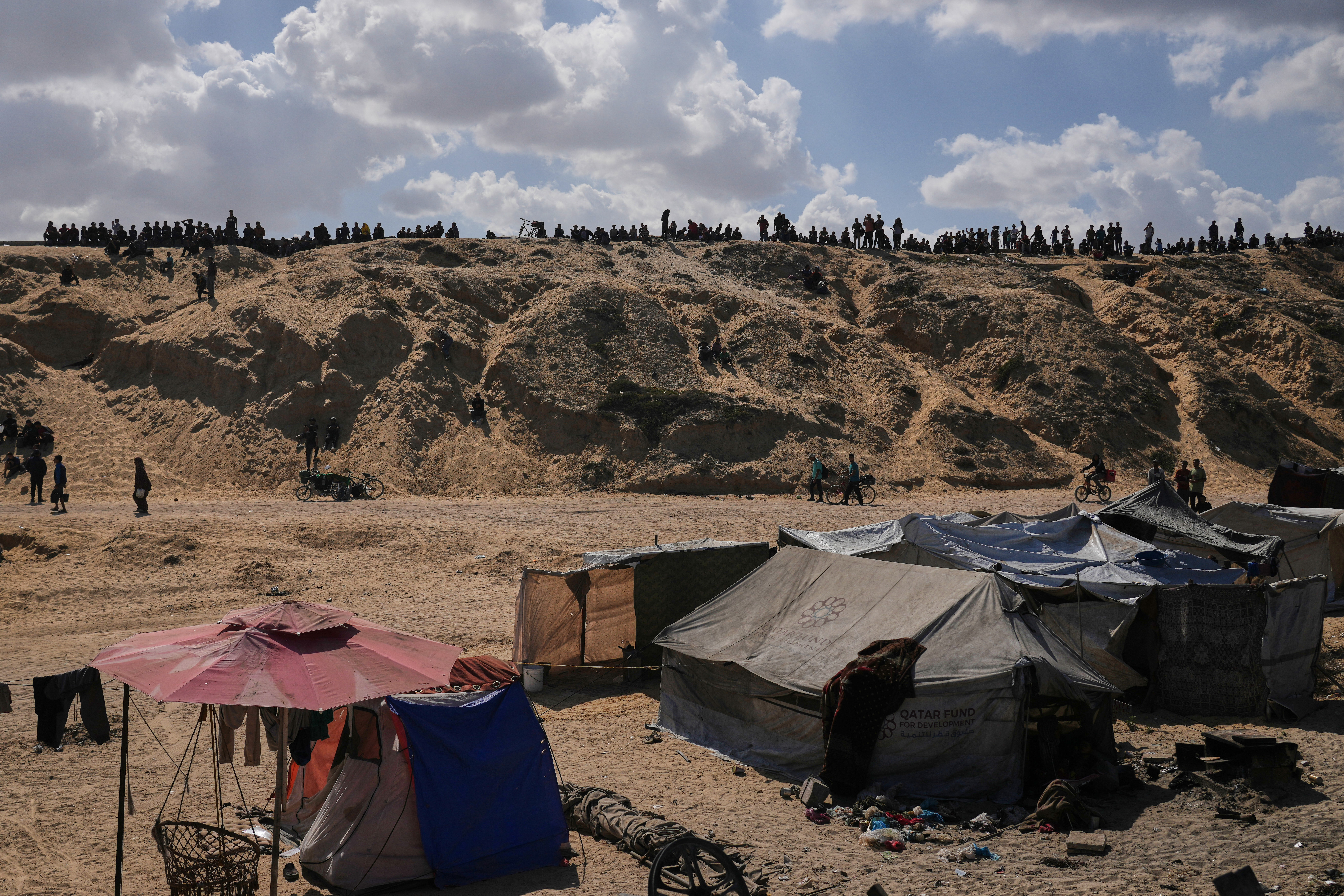 Displaced Palestinians return home as Israel begins Gaza withdrawal