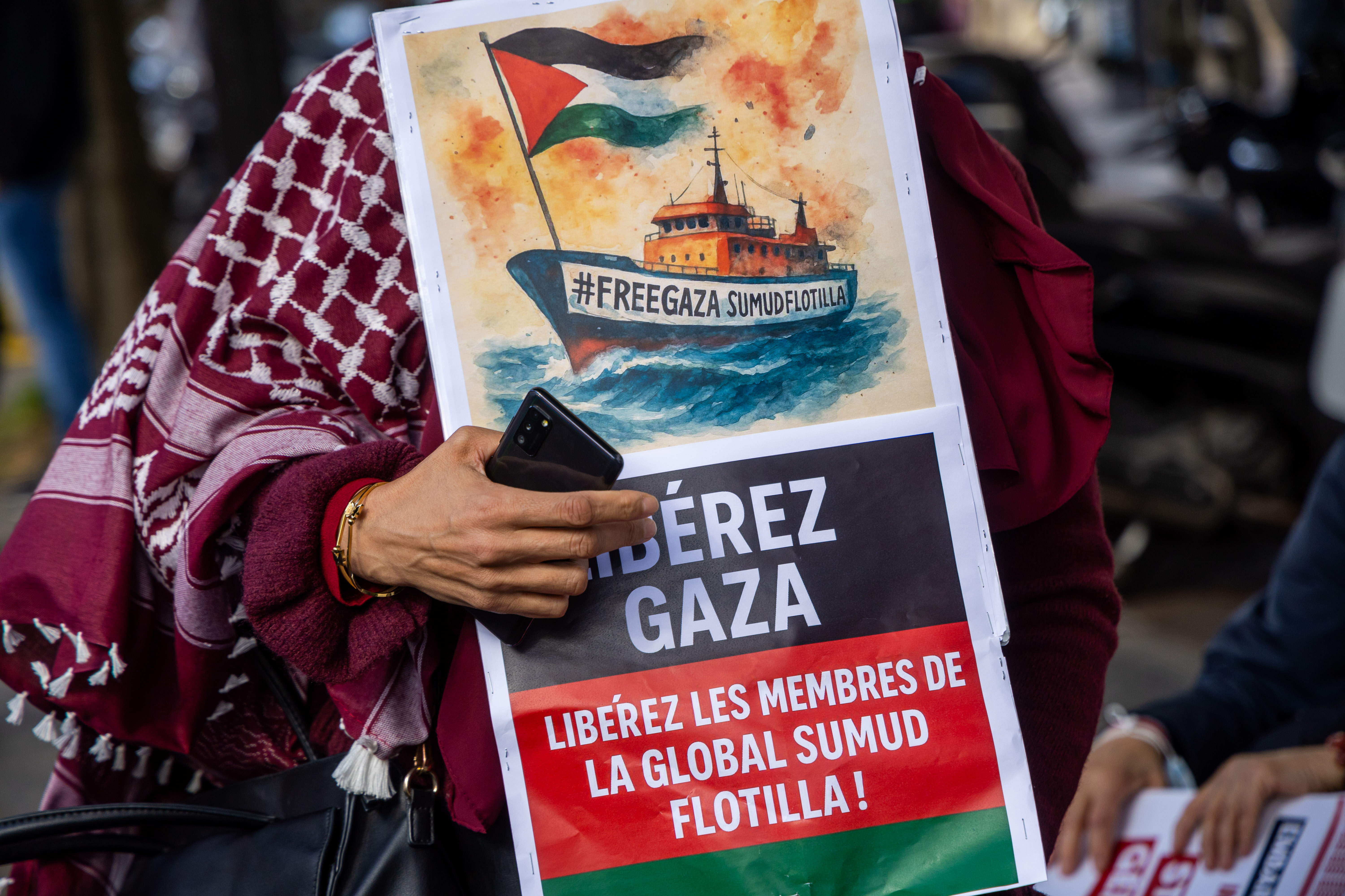 epa12430102 A protester holds a placard reading 'Free Gaza' during a demonstration in support of the Palestinian people and against Israel's interception of the Global Sumud Flotilla (GSF) vessels, in Paris, France, 04 October 2025. The GSF is an international maritime initiative with representatives from over 40 countries that began sailing in August 2025 en route to the Gaza Strip, aiming to break the Israeli blockade and deliver humanitarian aid to Gaza. EPA/CHRISTOPHE PETIT TESSON