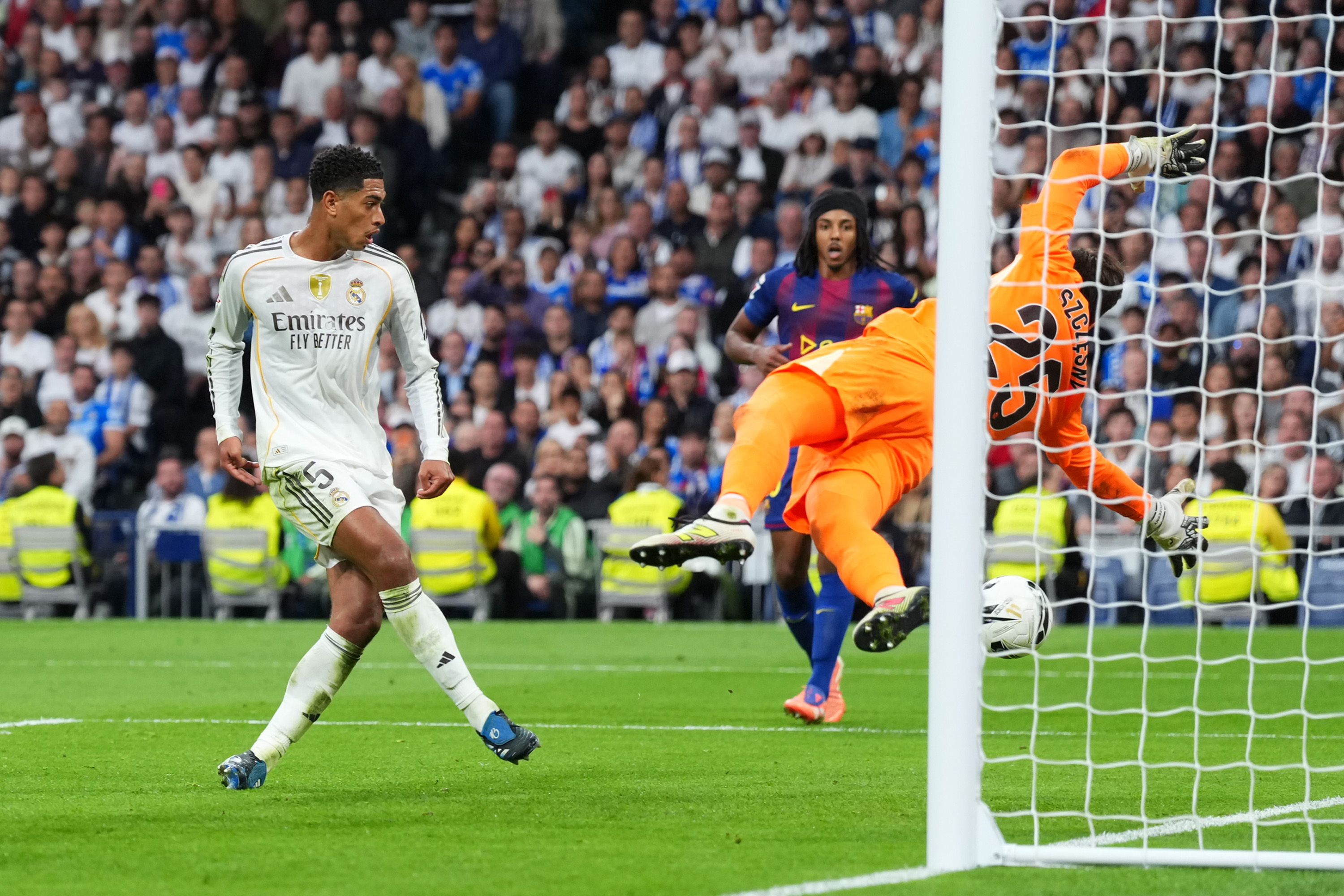MADRID, SPAIN - OCTOBER 26: Jude Bellingham of Real Madrid scores his team's second goal as Wojciech Szczesny of FC Barcelona fails to the make a save during the LaLiga EA Sports match between Real Madrid CF and FC Barcelona at Estadio Santiago Bernabeu on October 26, 2025 in Madrid, Spain. (Photo by Angel Martinez/Getty Images)