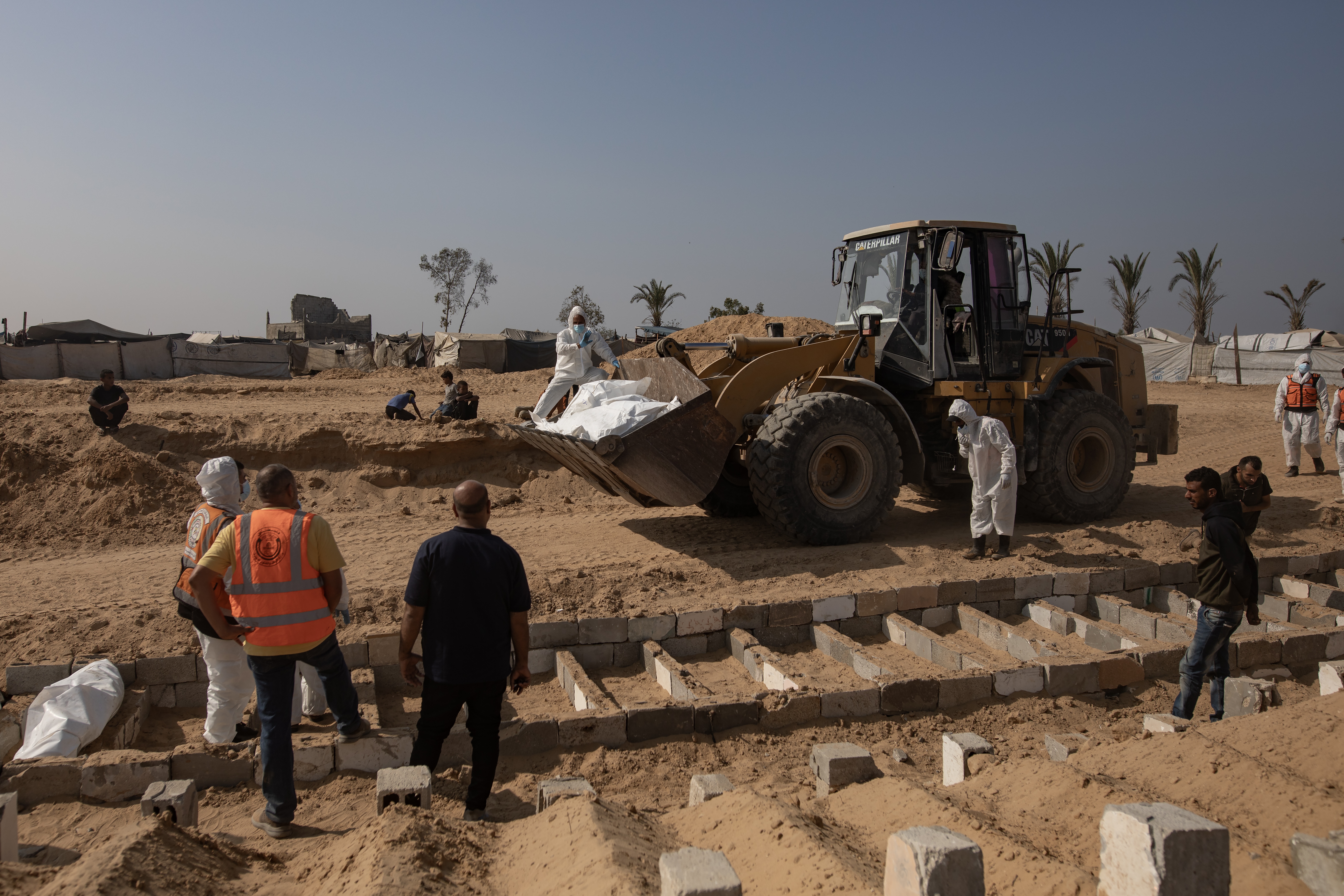 Mass burial of unidentified Palestinians in Deir al-Balah
