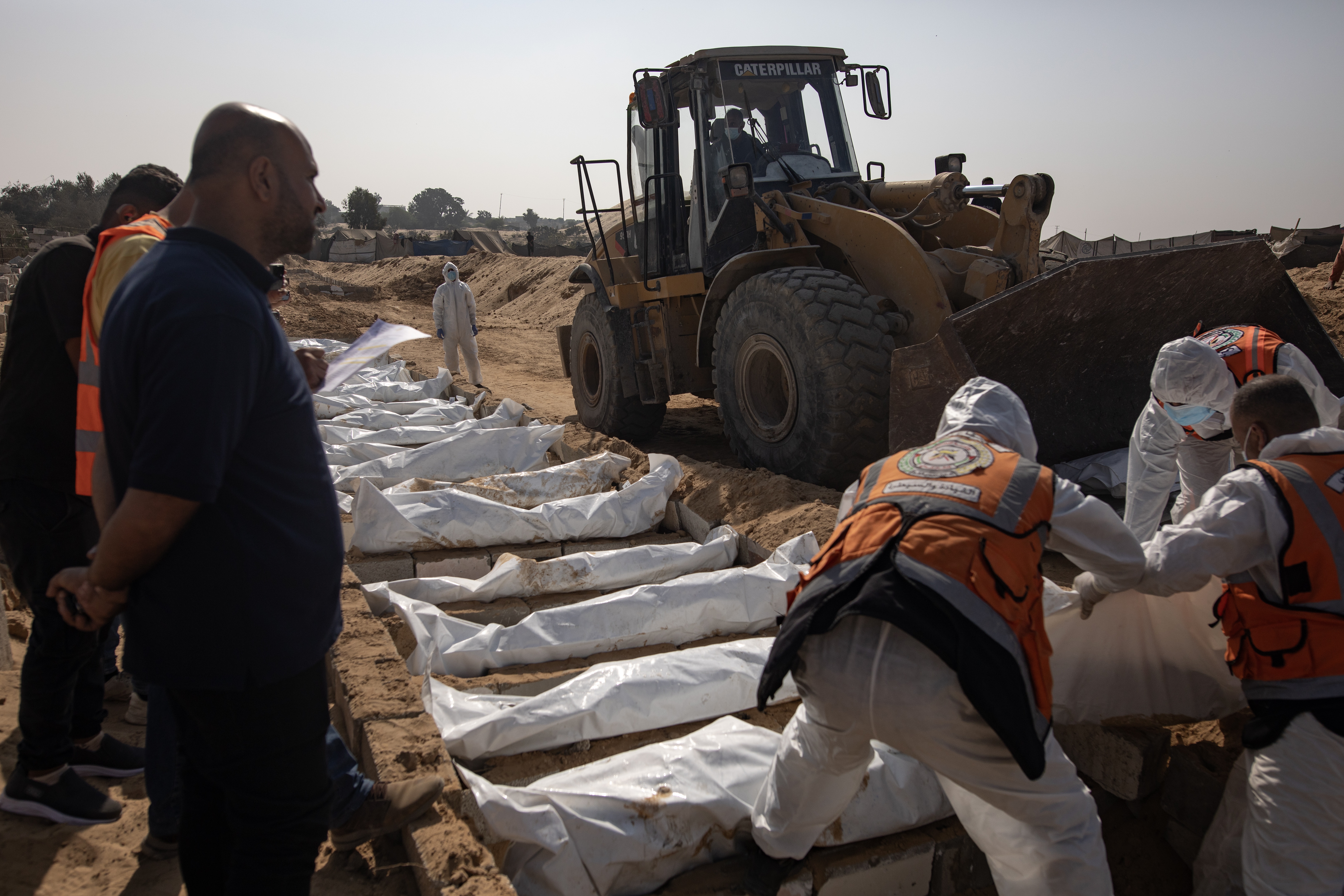 Mass burial of unidentified Palestinians in Deir al-Balah