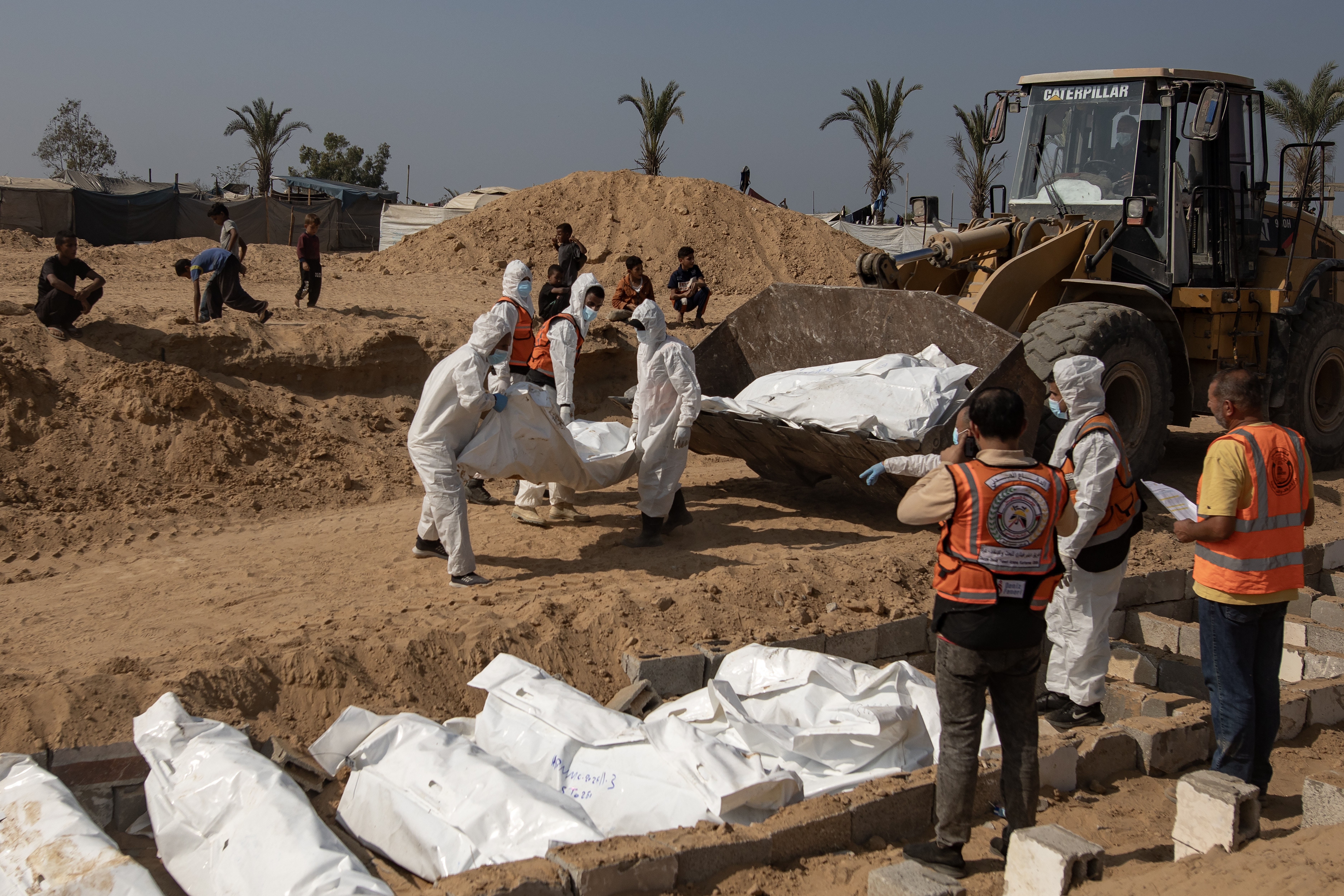 Mass burial of unidentified Palestinians in Deir al-Balah