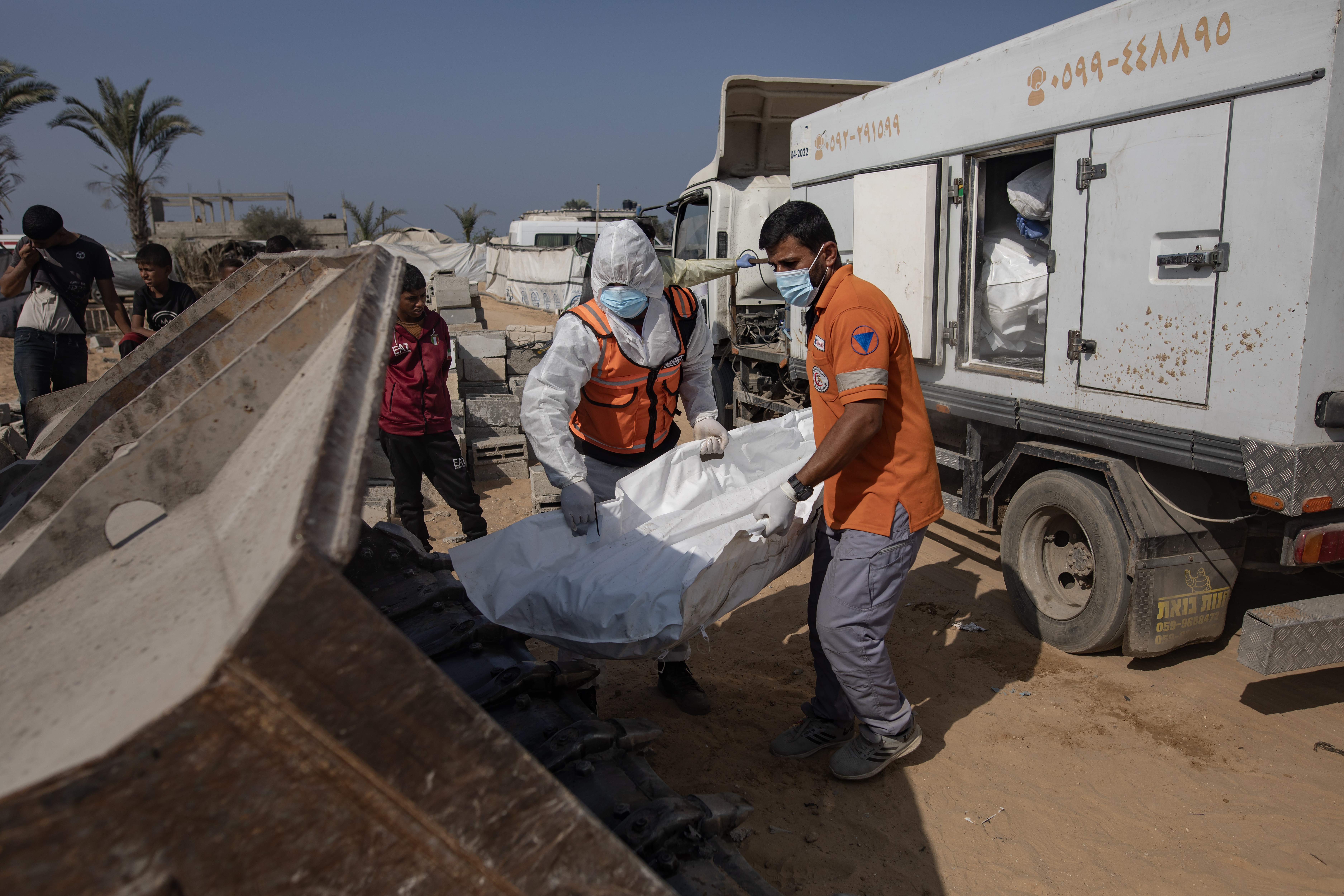 Mass burial of unidentified Palestinians in Deir al-Balah
