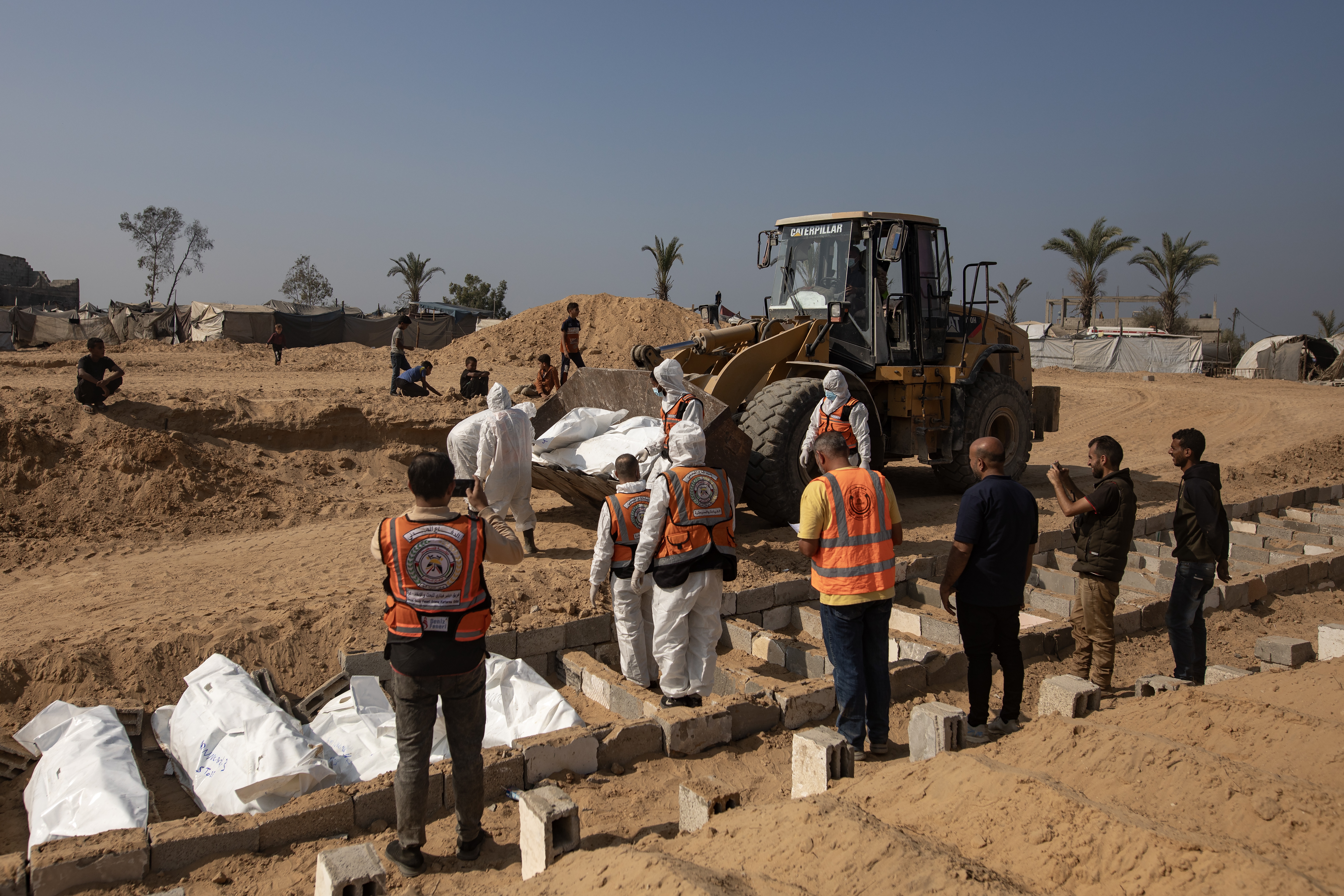 Mass burial of unidentified Palestinians in Deir al-Balah