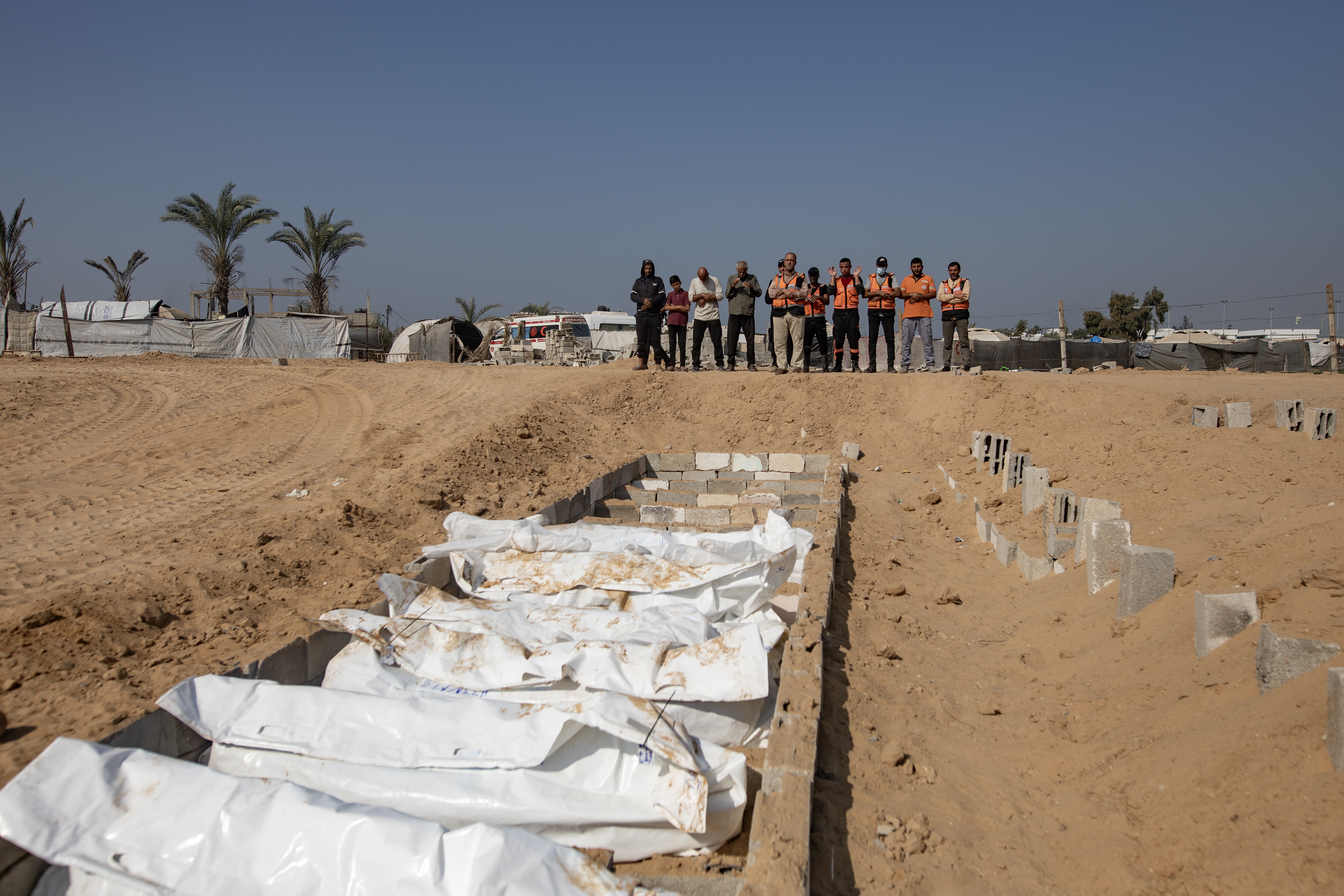 Mass burial of unidentified Palestinians in Deir al-Balah