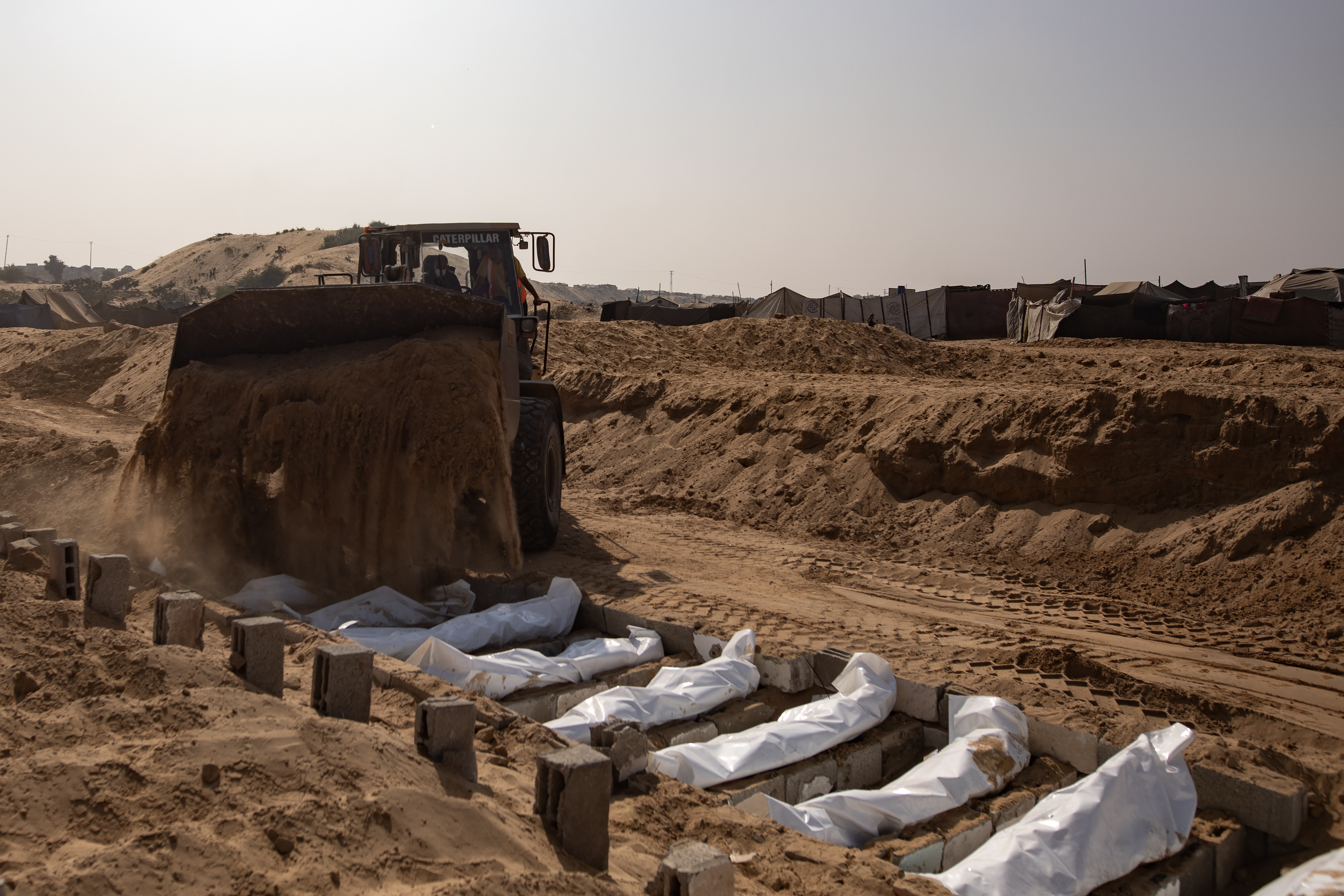Mass burial of unidentified Palestinians in Deir al-Balah