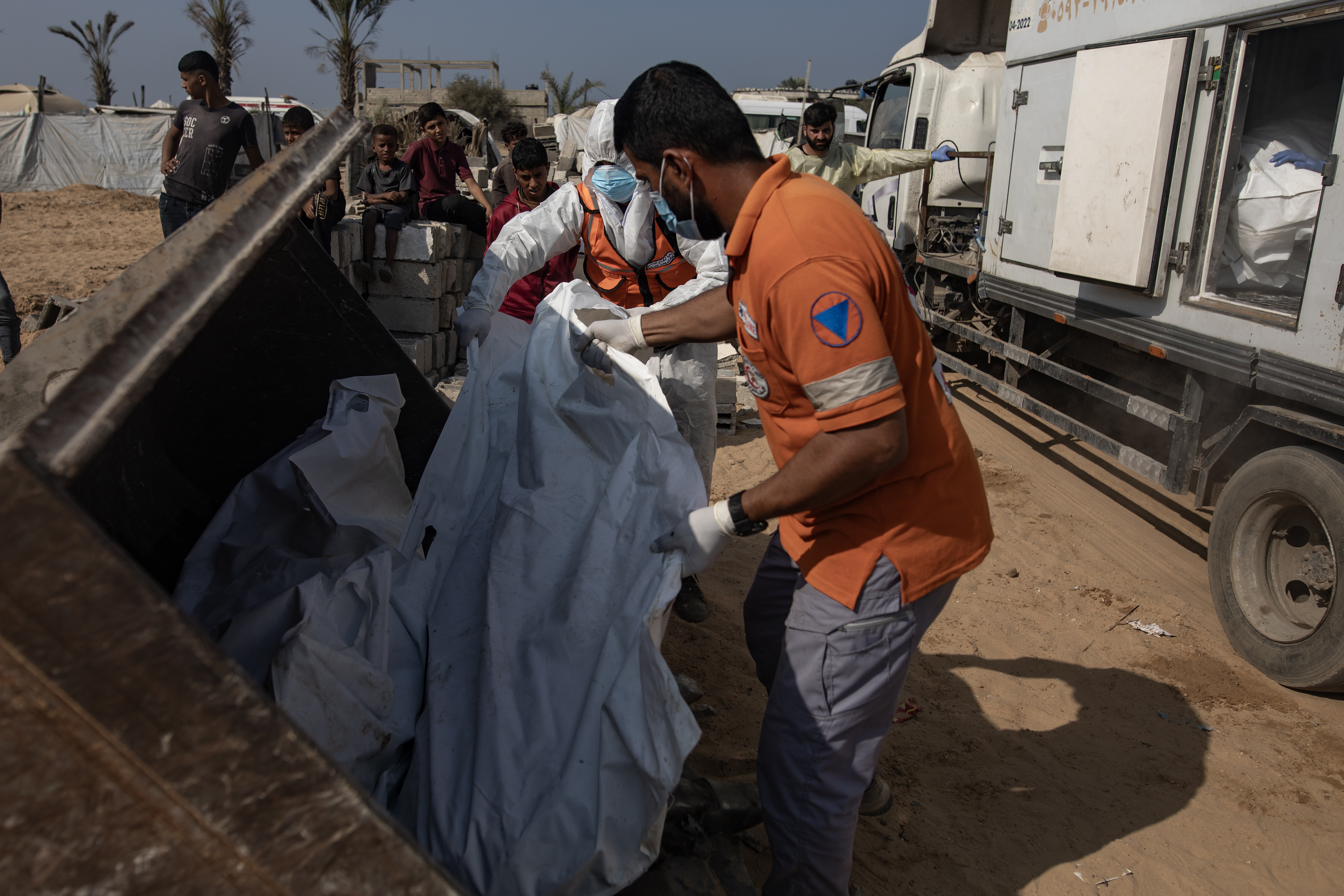 Mass burial of unidentified Palestinians in Deir al-Balah